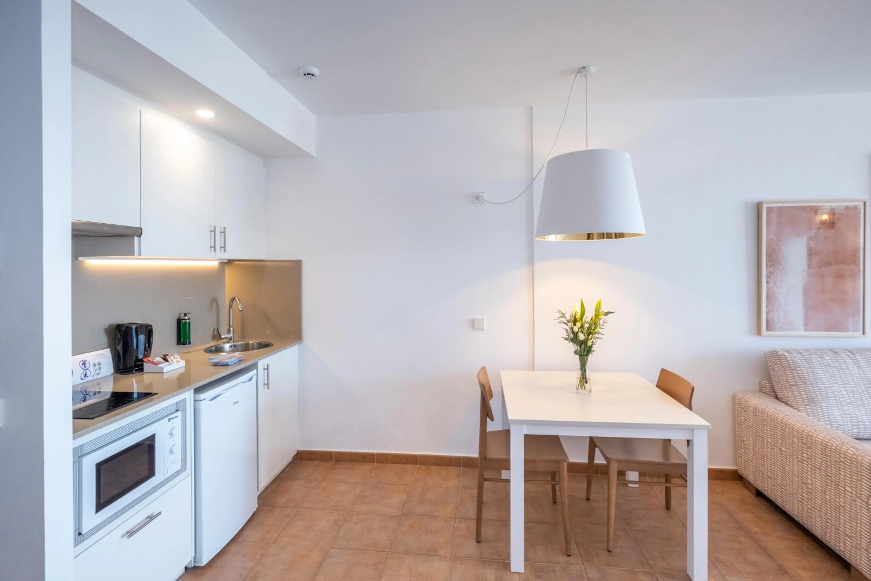 Kitchen or kitchenette in Calallonga Hotel Menorca