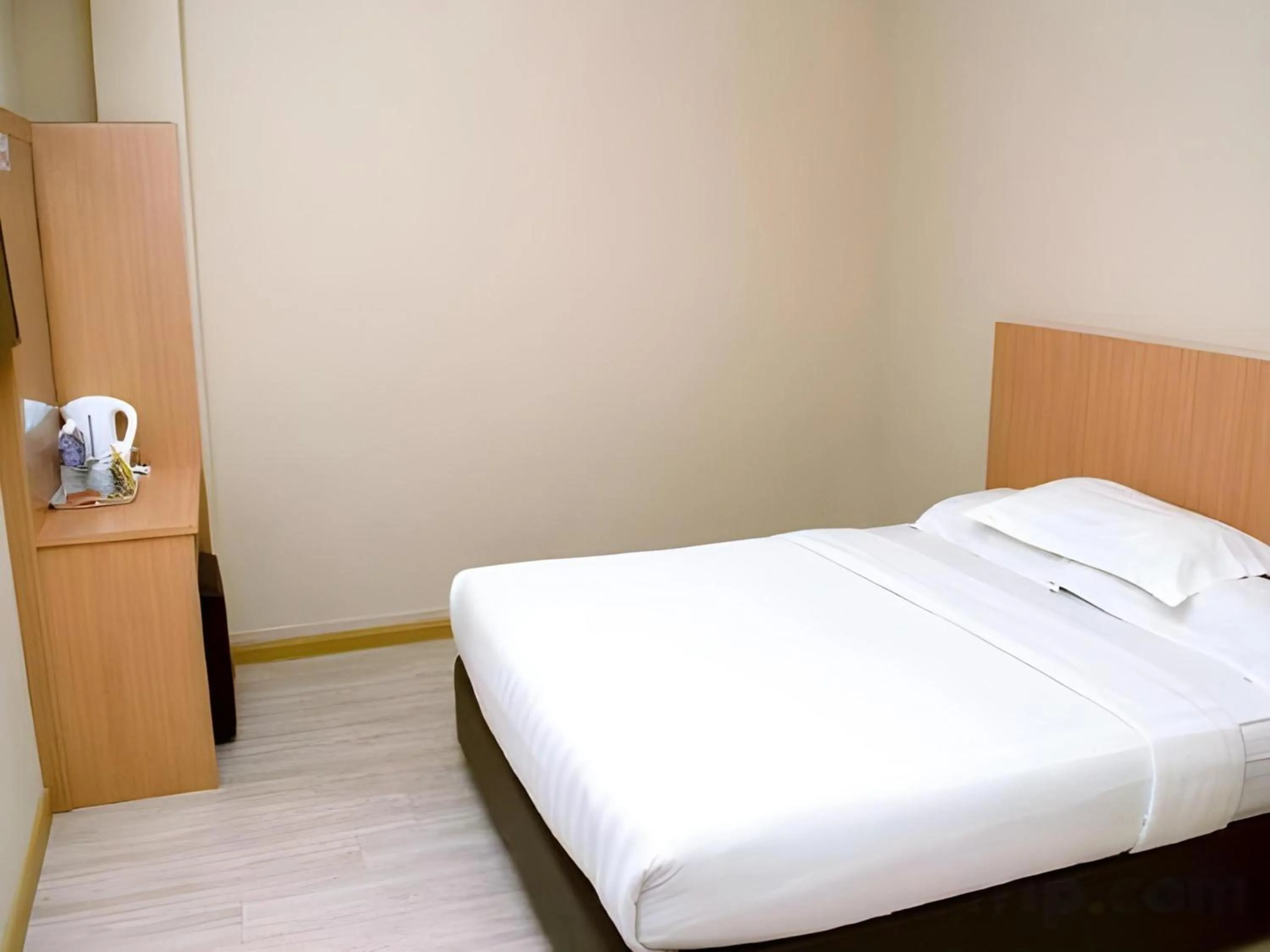 Photo of the whole room in Capital O 89344 Labuan Avenue Hotel