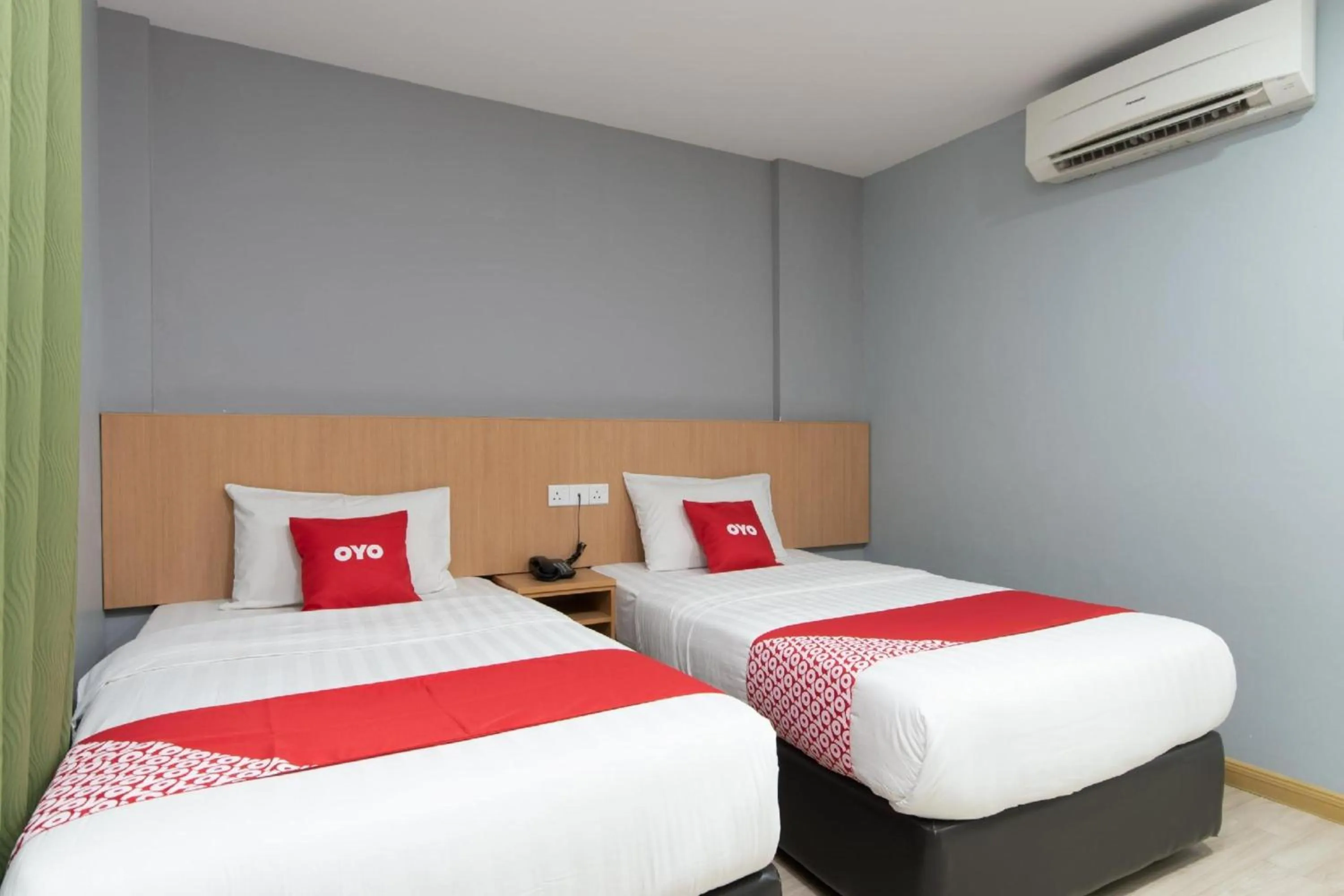 Bedroom in Capital O 89344 Labuan Avenue Hotel