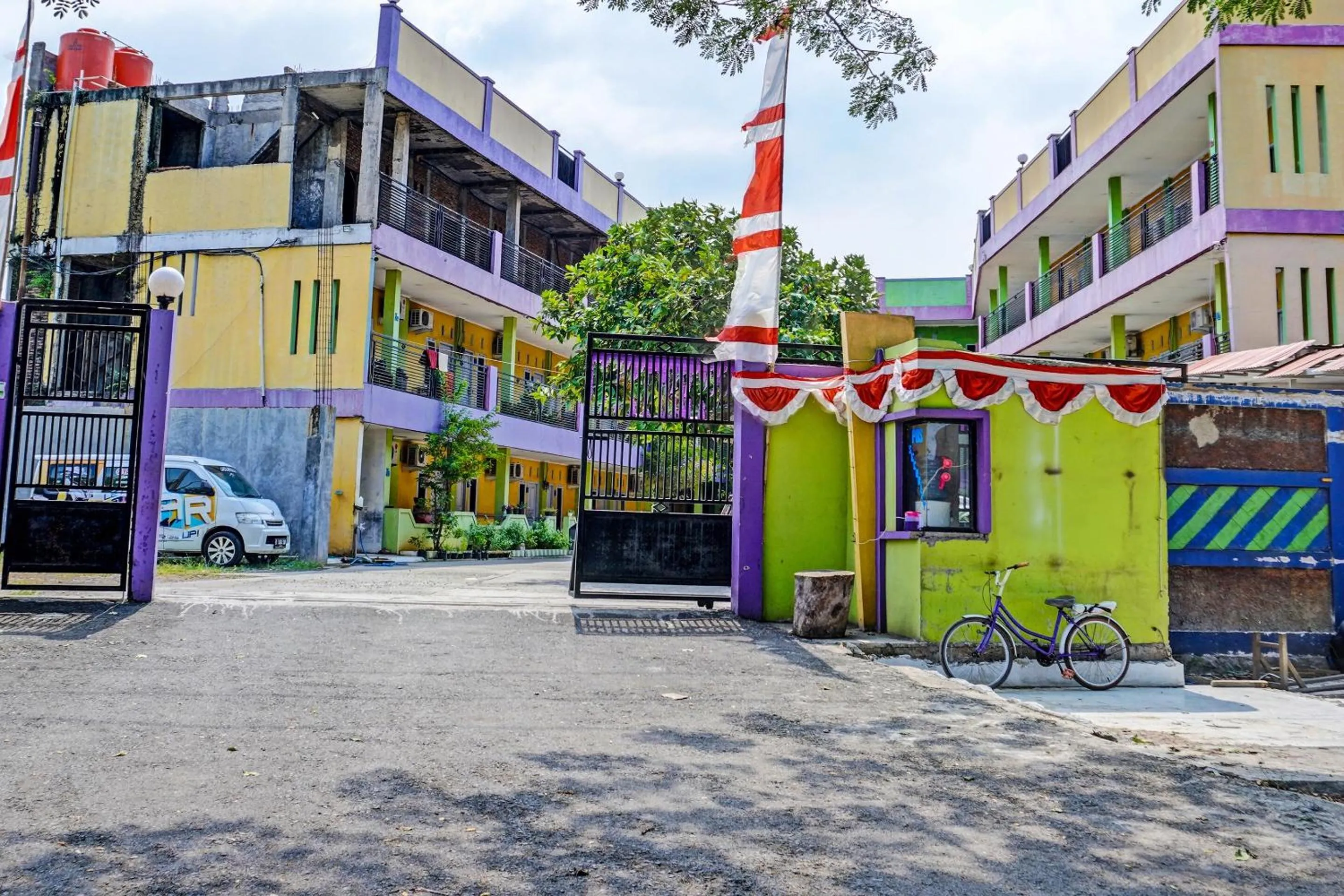 Facade/entrance in OYO 91796 Guest House Ghalta Syariah