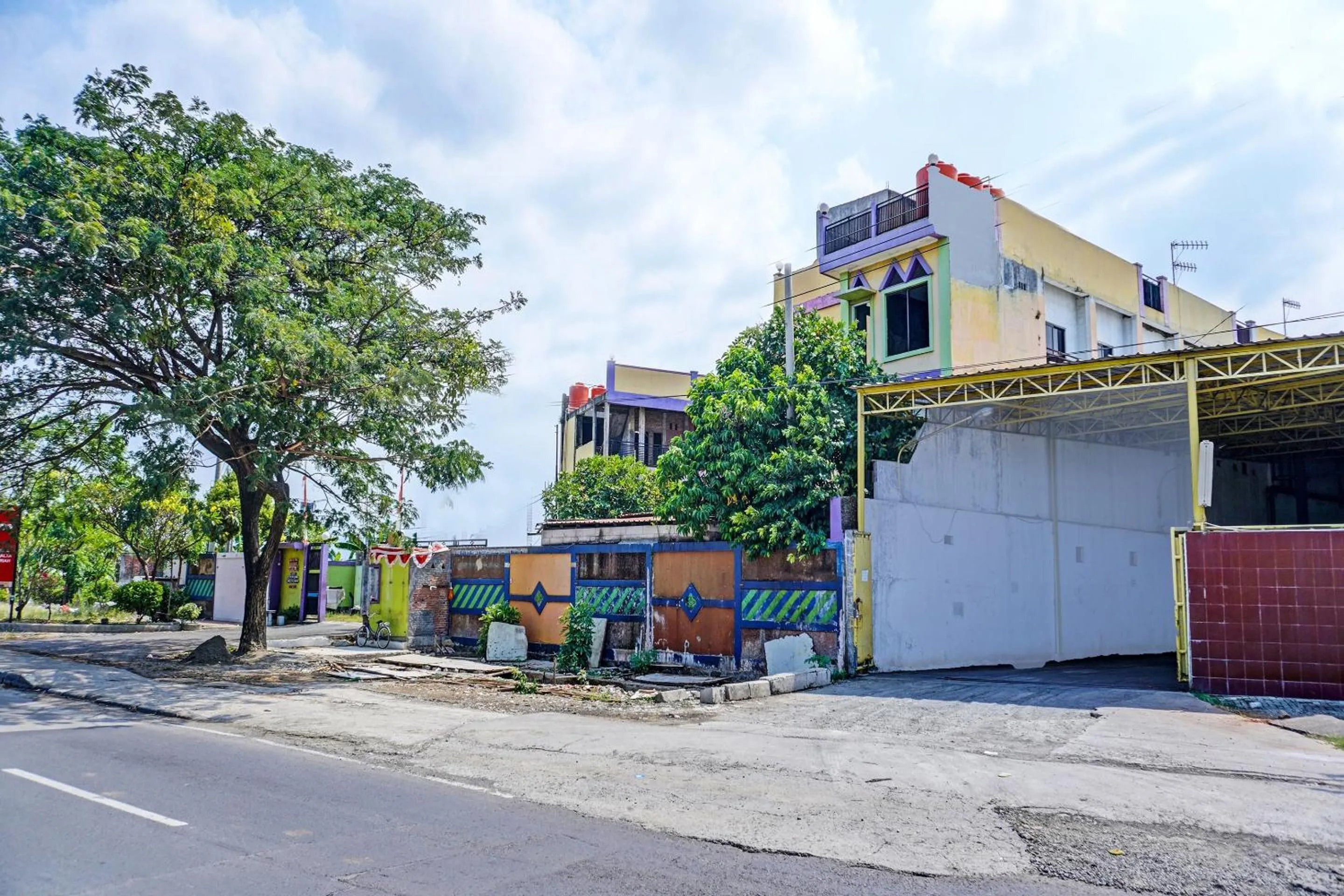 Facade/entrance in OYO 91796 Guest House Ghalta Syariah