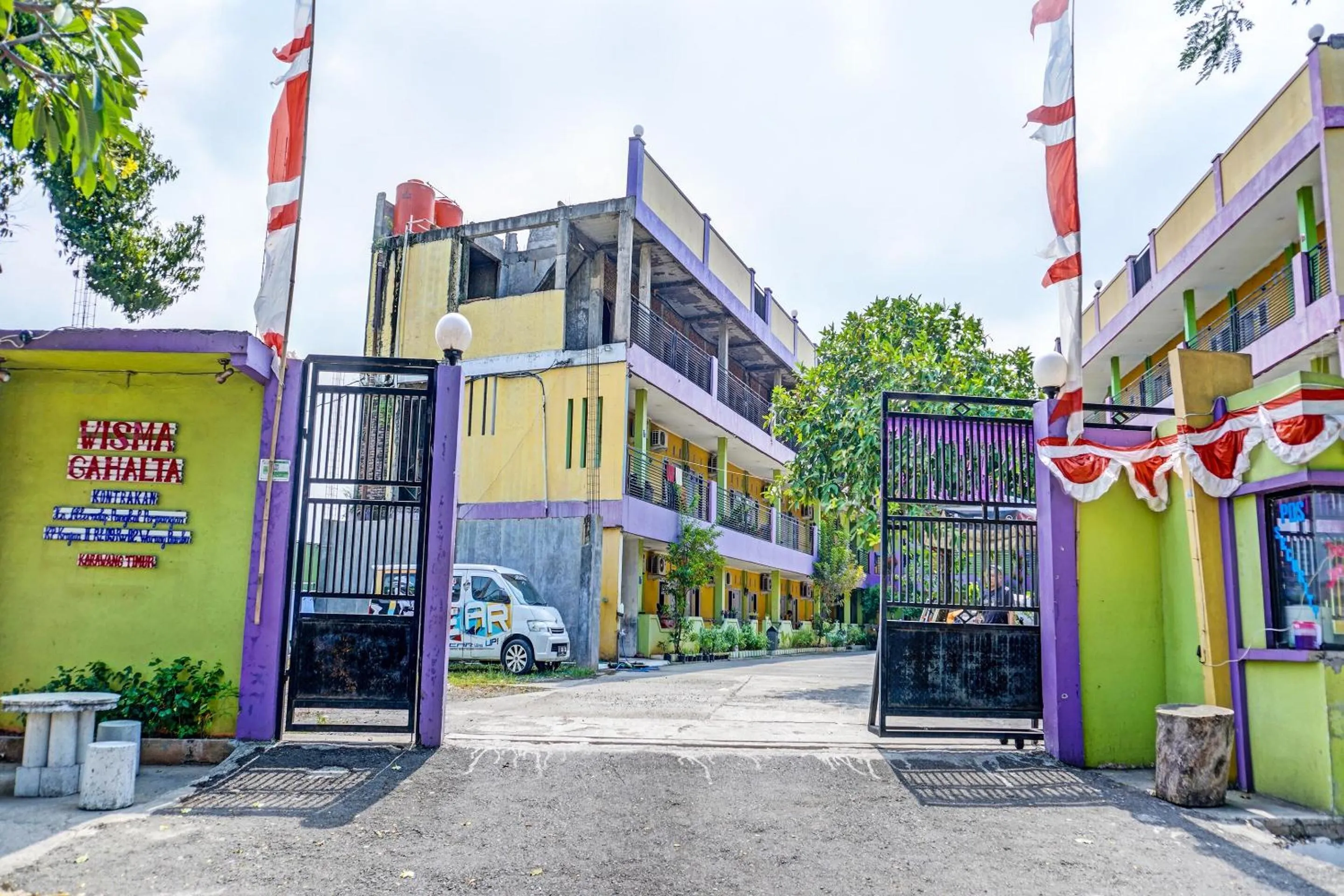 Facade/entrance in OYO 91796 Guest House Ghalta Syariah