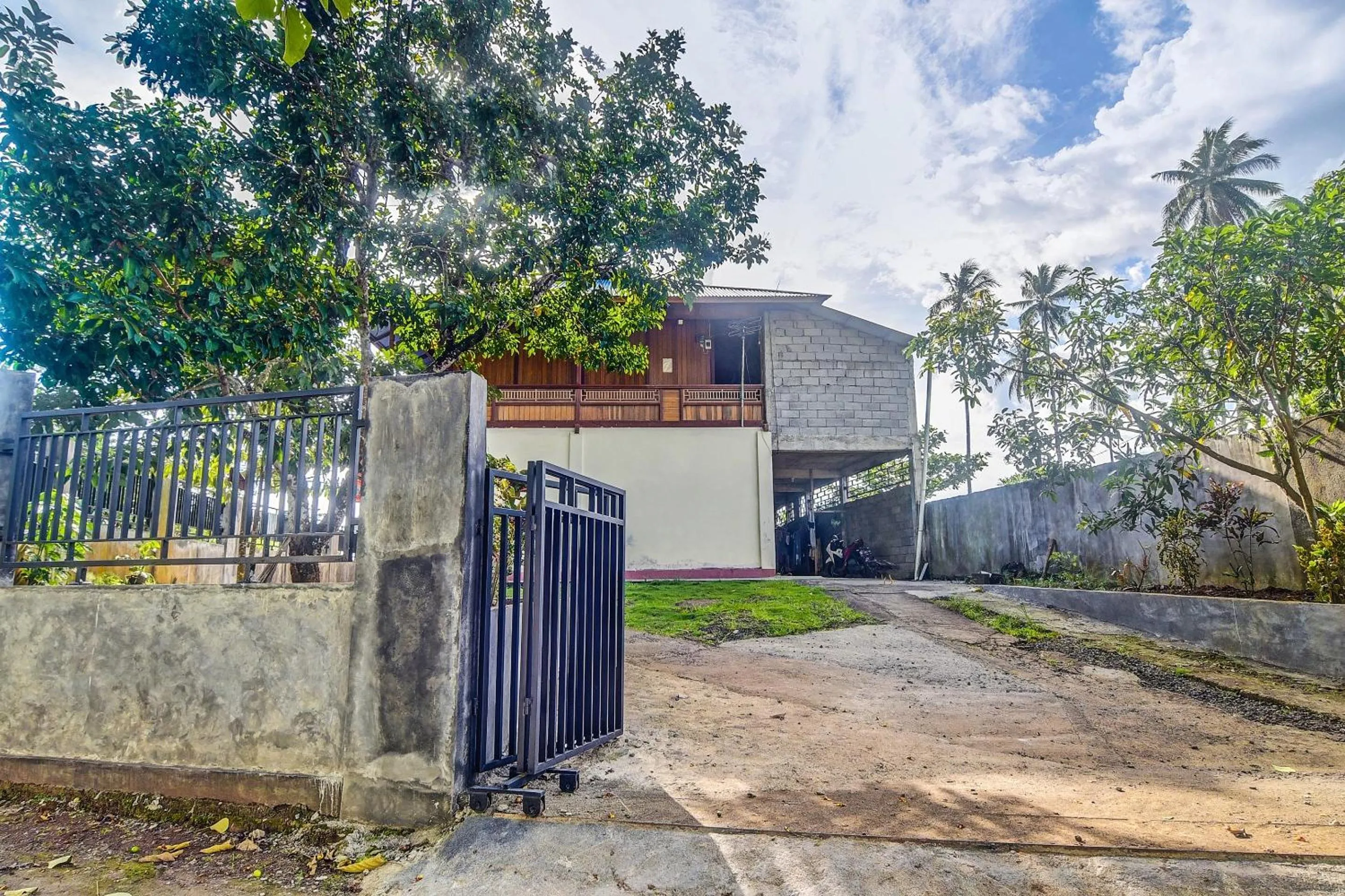 Facade/entrance in Hotel O Sosonopan Homestay Near LANTAMAL VIII MANADO