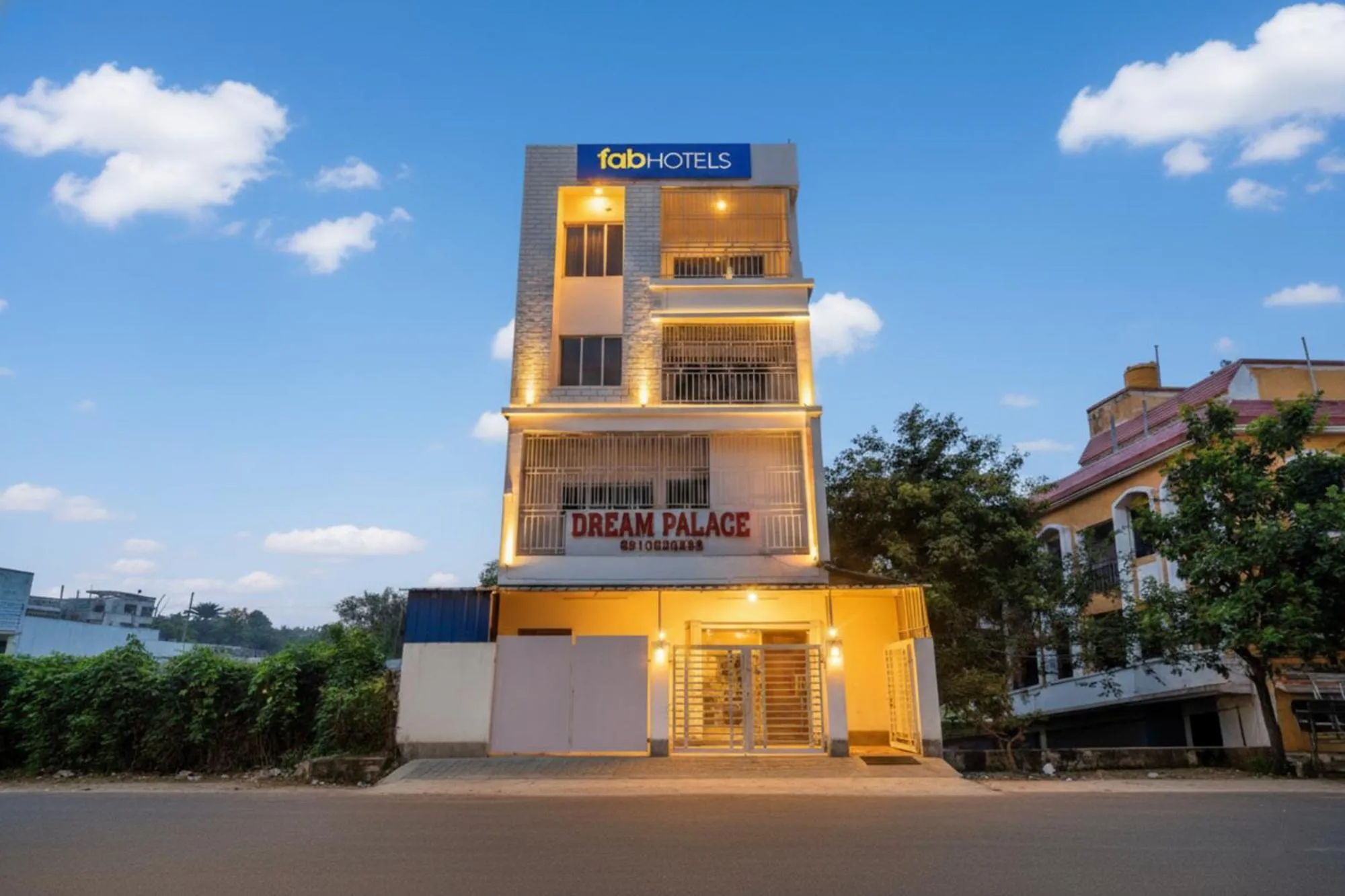 Property building in Super Hotel O Ruby Near Acropolis Mall