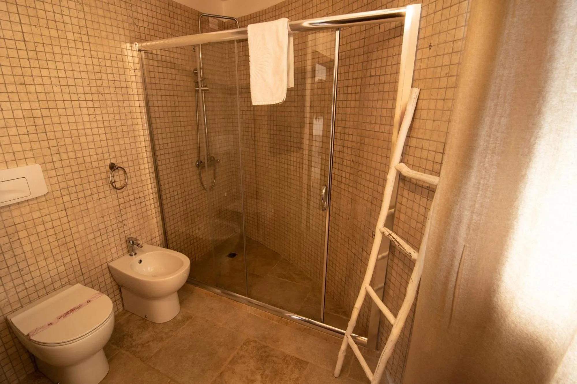 Shower in Borgo Rosso Terra