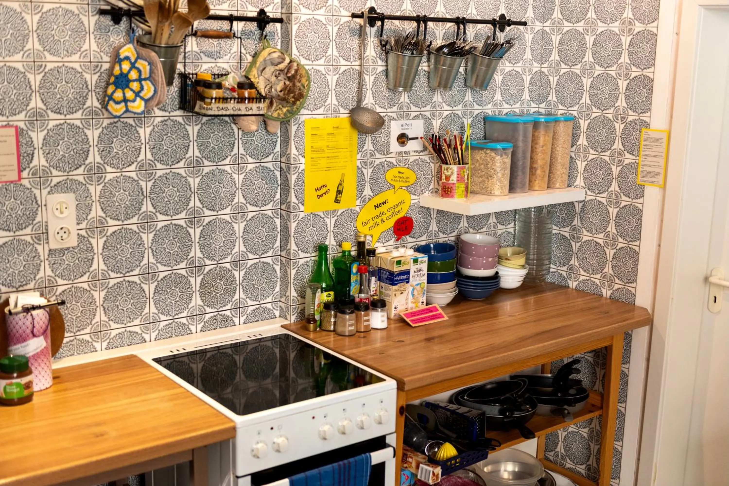 Communal kitchen in Lotte - The Backpackers