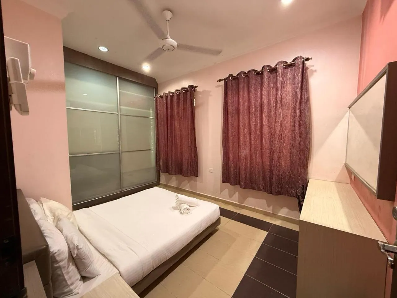 Bed in RNK BoutiQue HOTEL