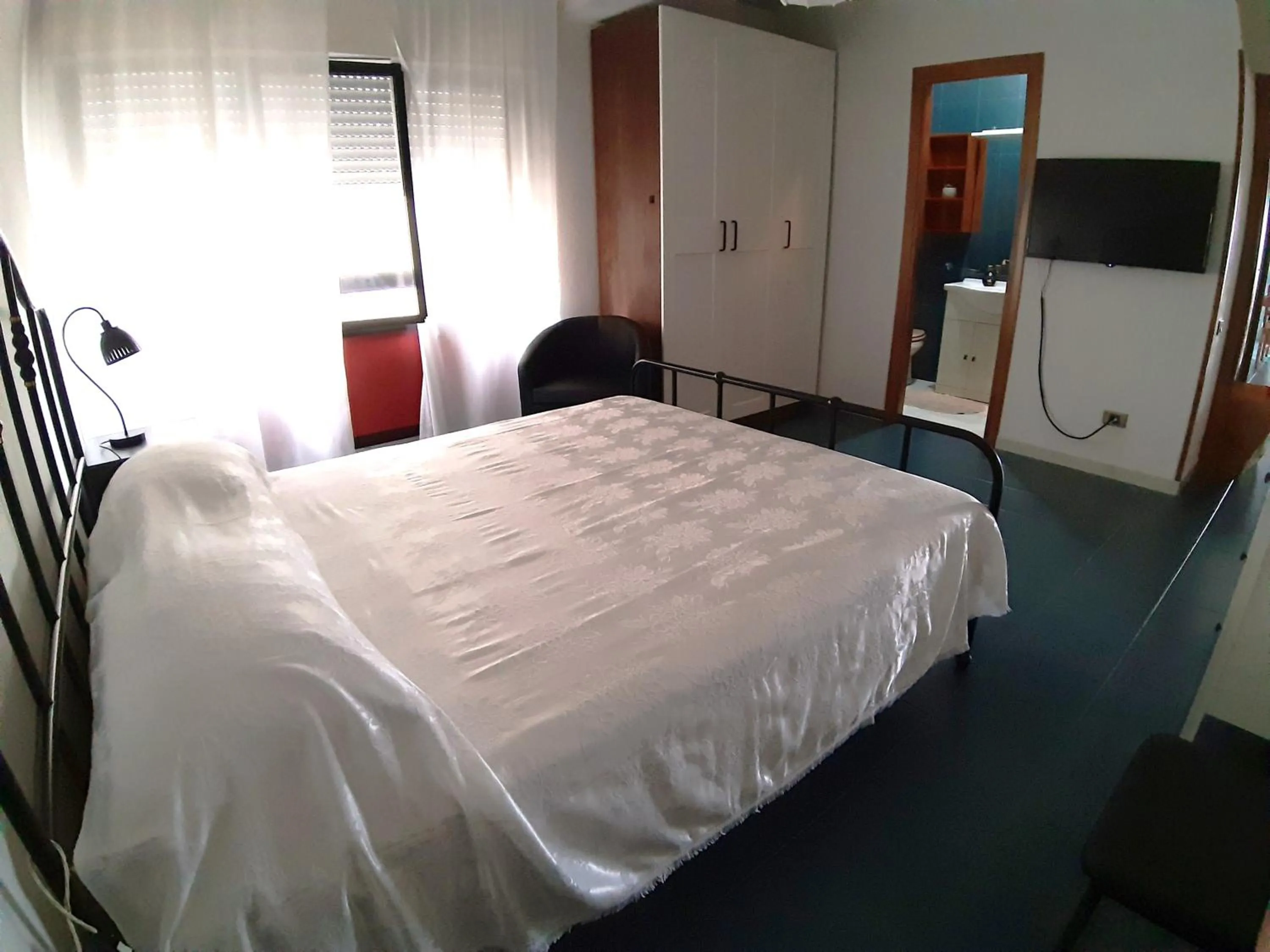 Photo of the whole room, Bed in Spazioso appartamento sul lungomare di Nettuno