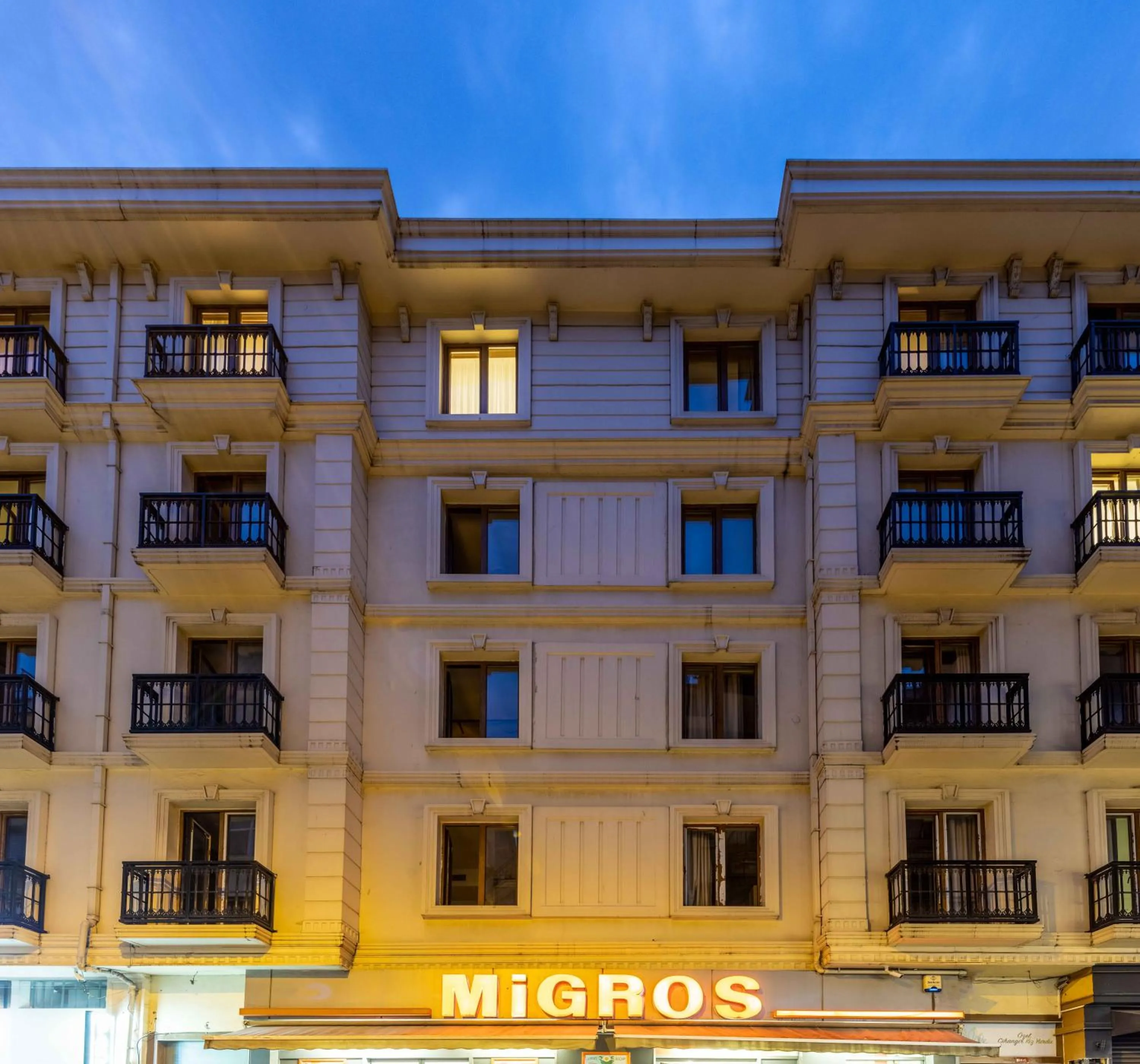 Property building in Monnas Suite