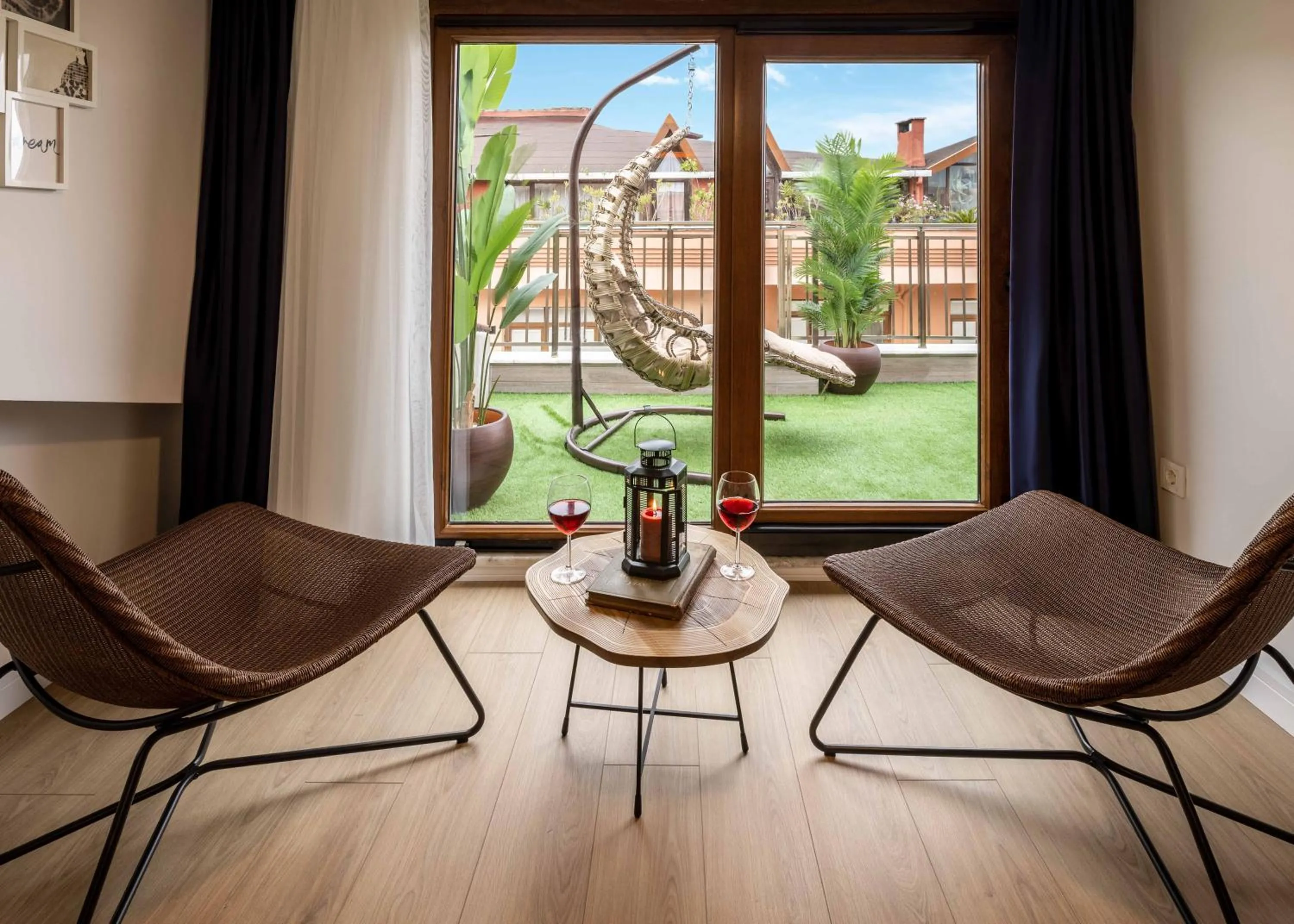 Seating area in Monnas Suite