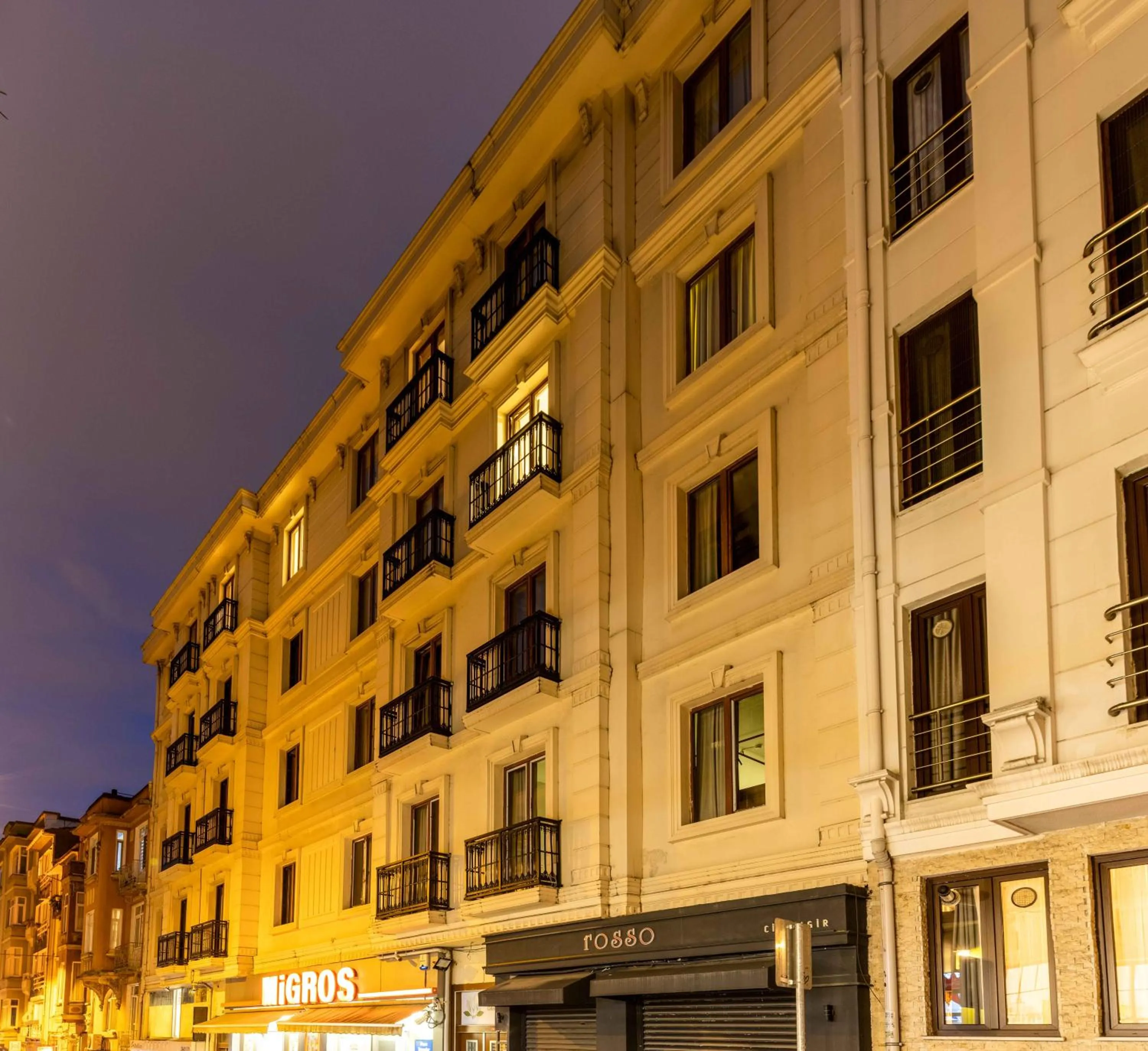 Property building in Monnas Suite