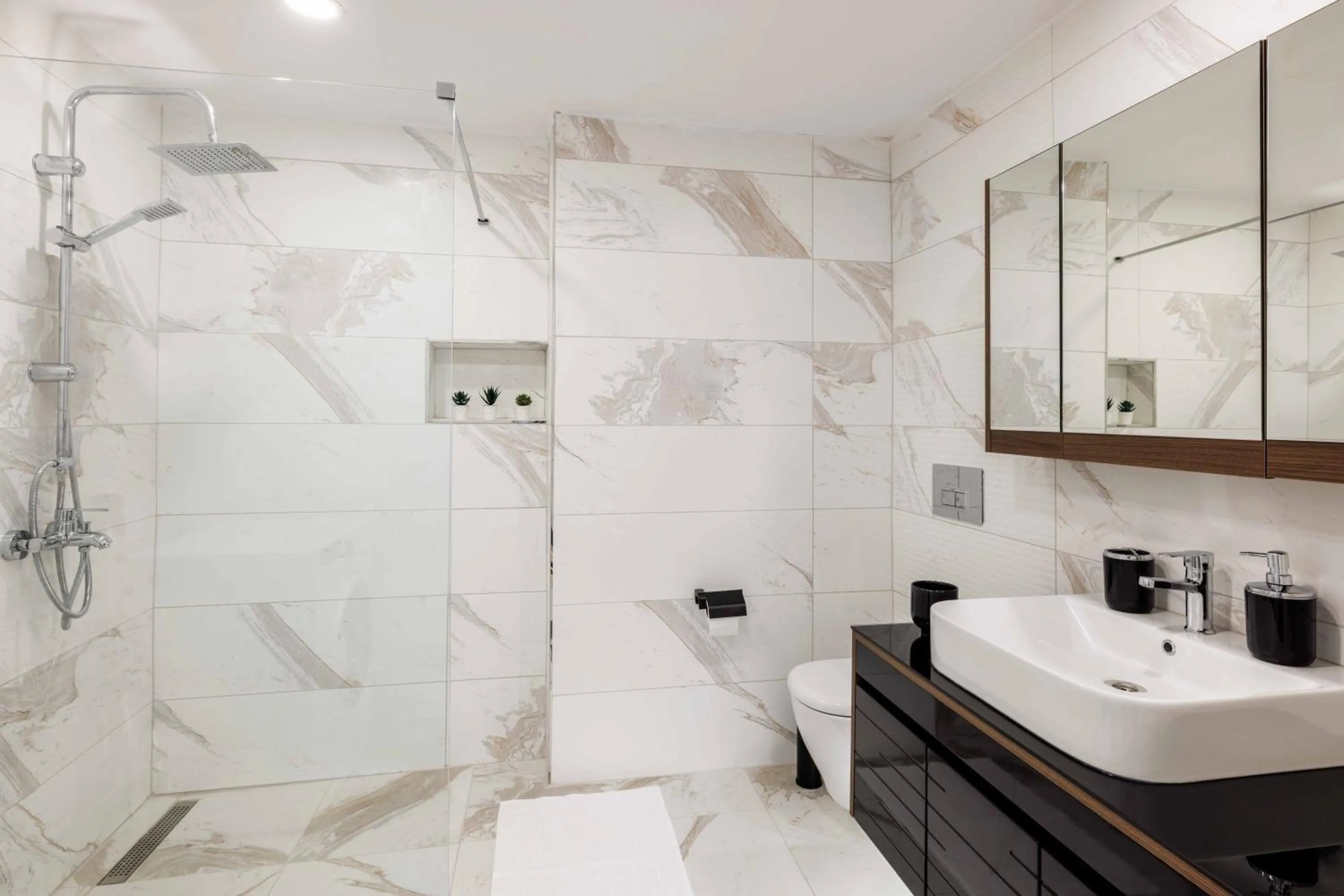 Shower in Monnas Suite