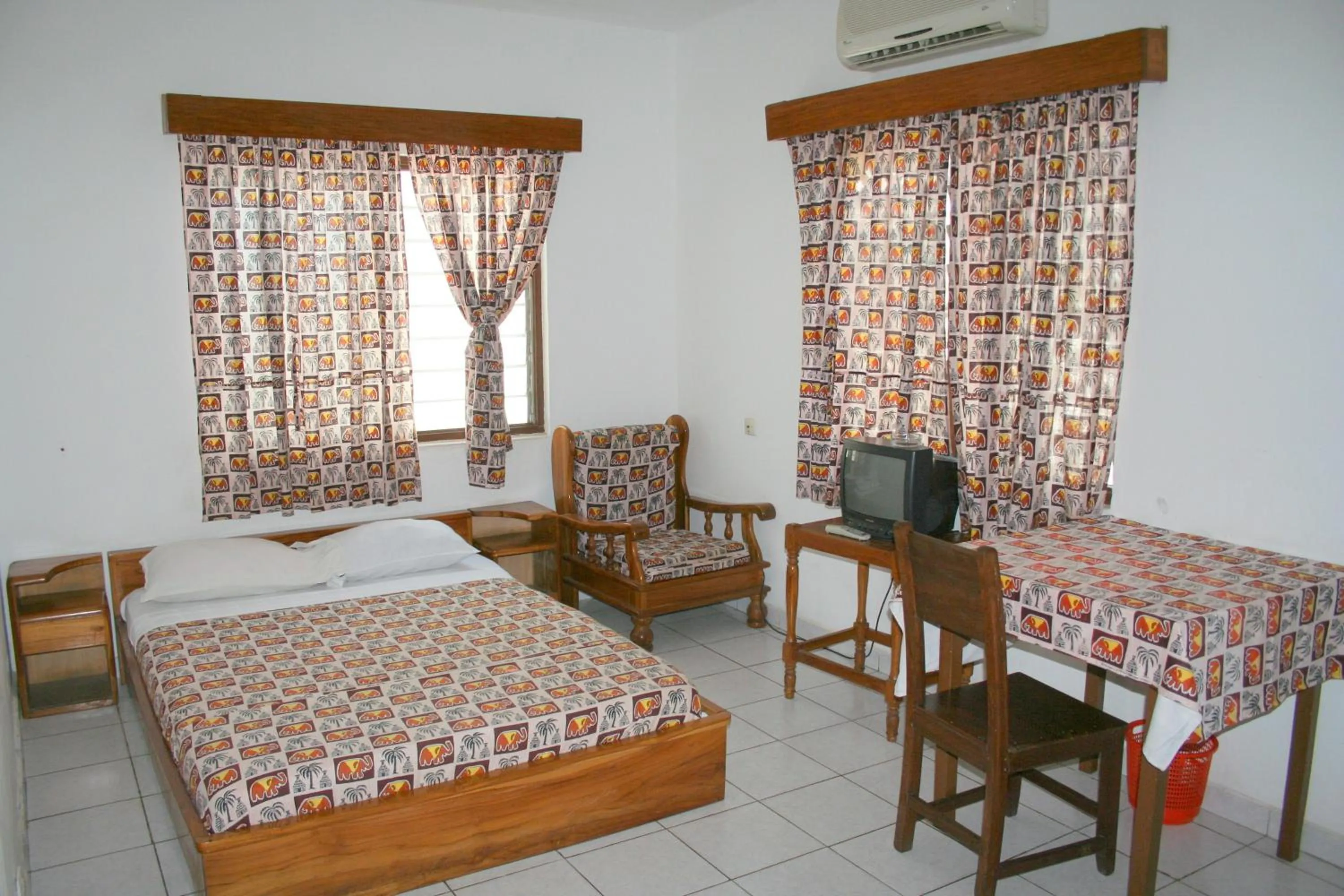 Photo of the whole room, Bed in Hotel Aurore Lomé