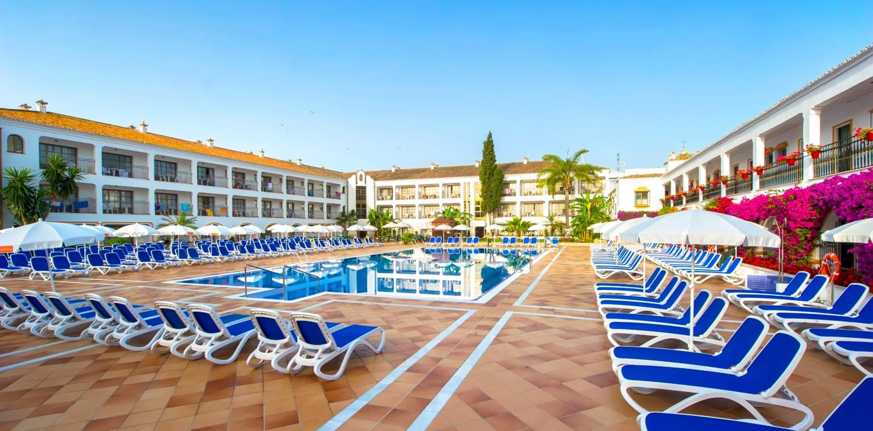 Swimming pool in Globales Cortijo Blanco