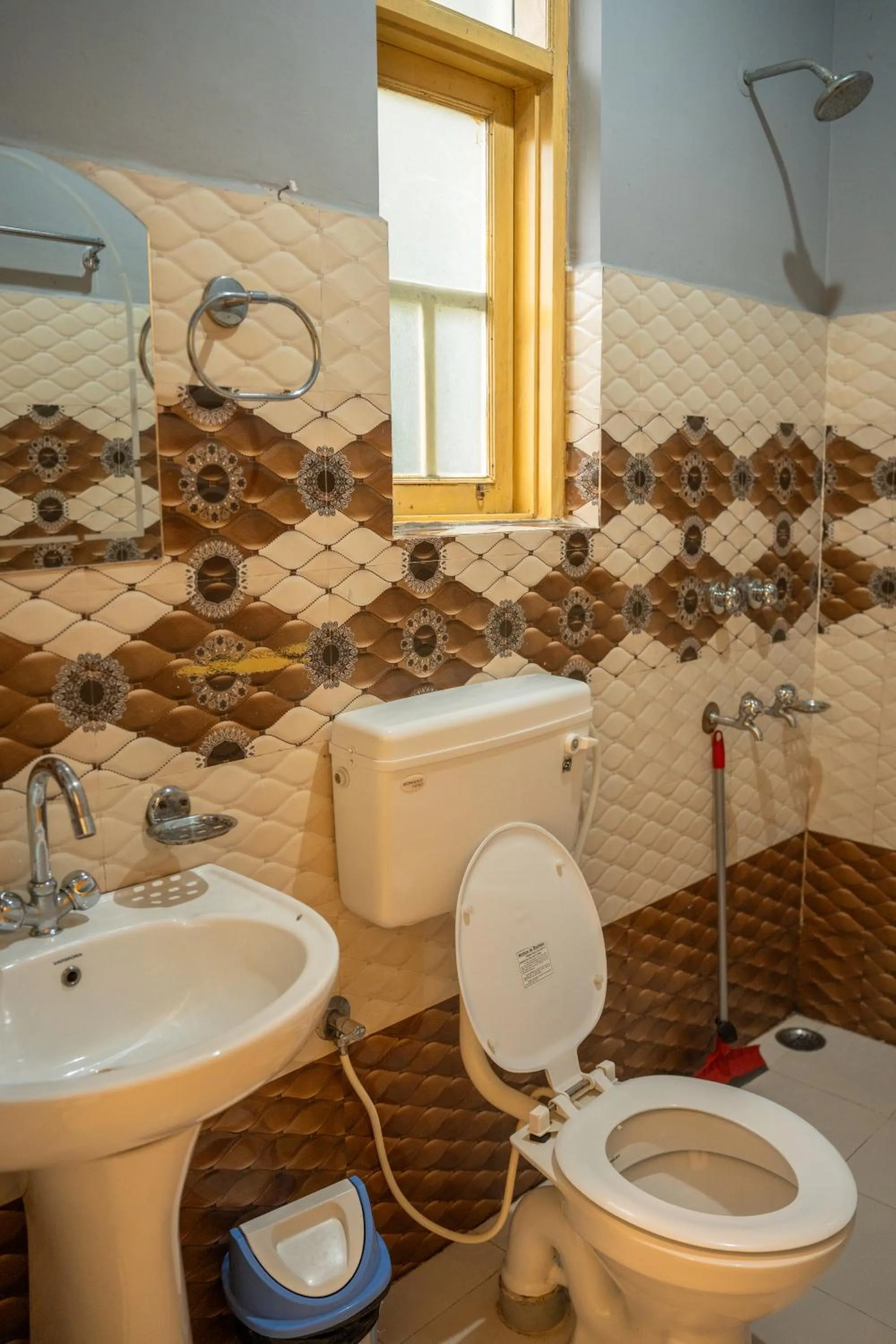 Shower in The Unmad - Dharamkot