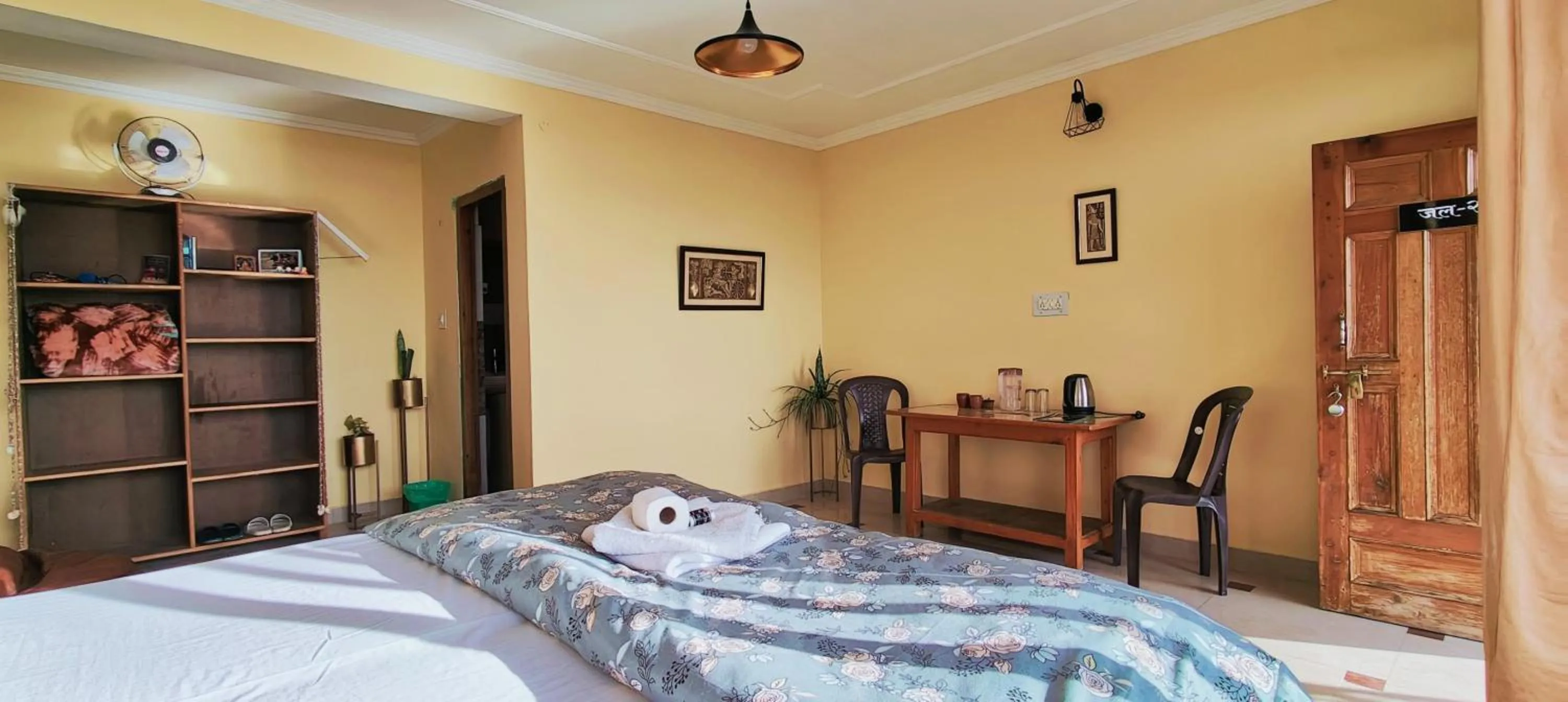 Photo of the whole room, Bed in The Unmad - Dharamkot