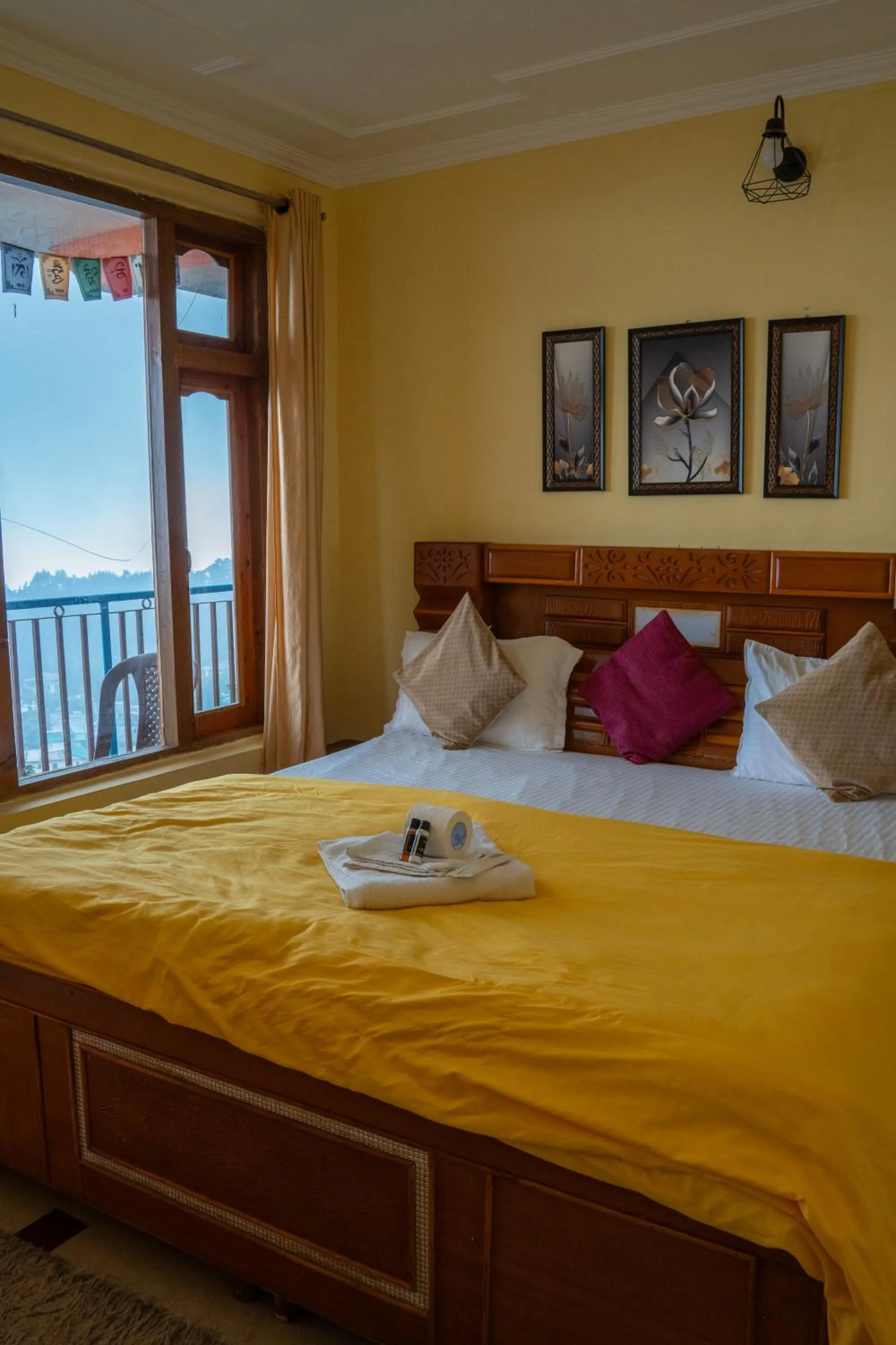 Bed in The Unmad - Dharamkot