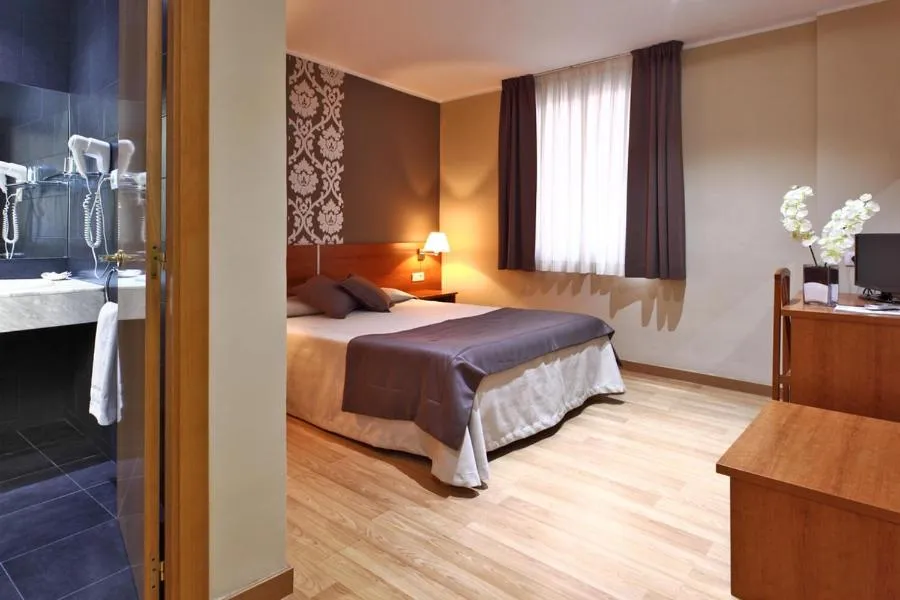 Bathroom, Bed in Catalunya