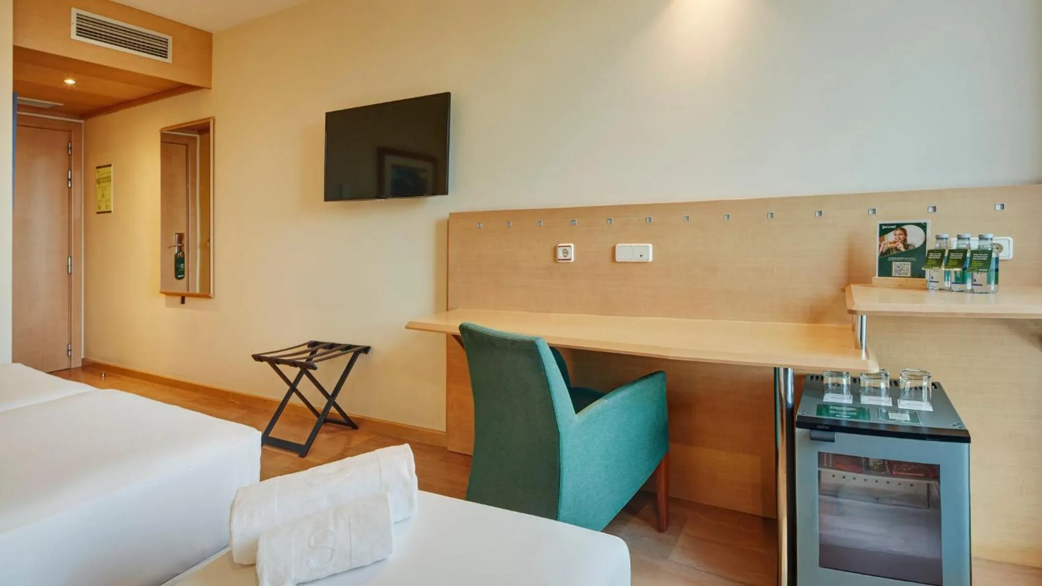 Photo of the whole room in Sercotel Porta Barcelona