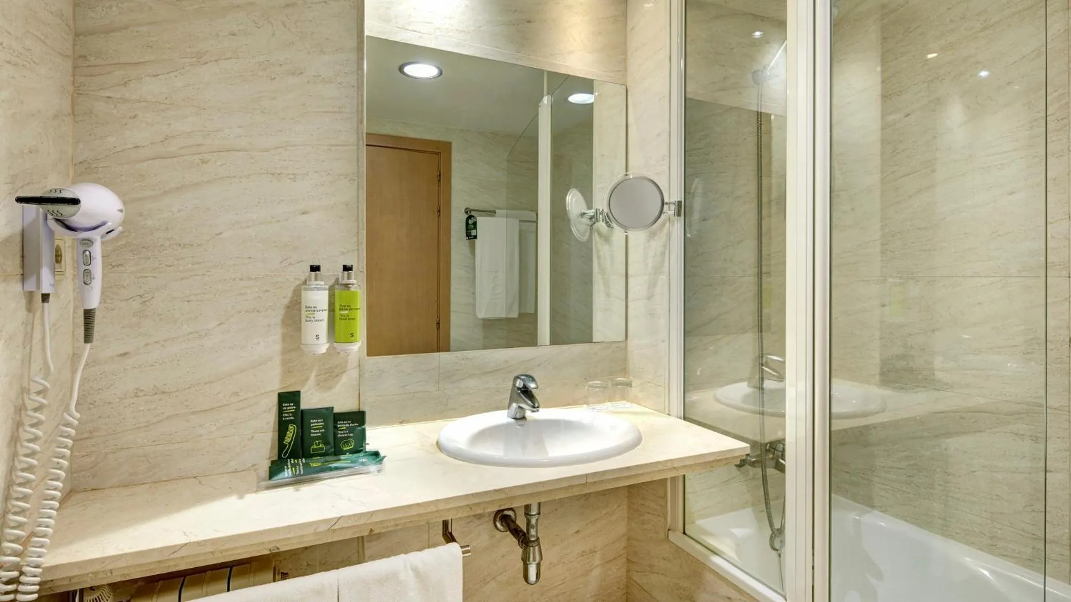 Photo of the whole room in Sercotel Porta Barcelona