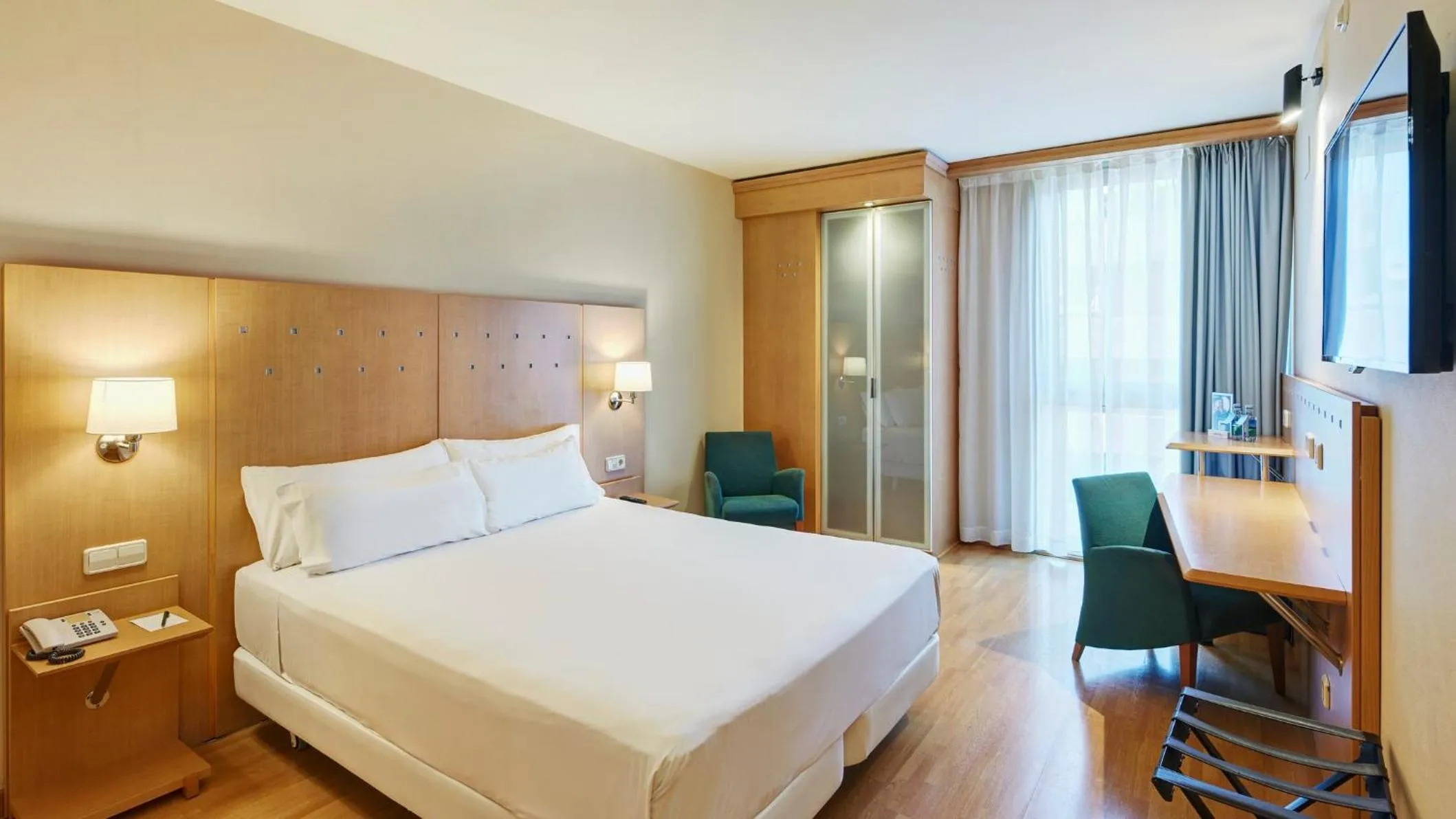 Photo of the whole room, Bed in Sercotel Porta Barcelona