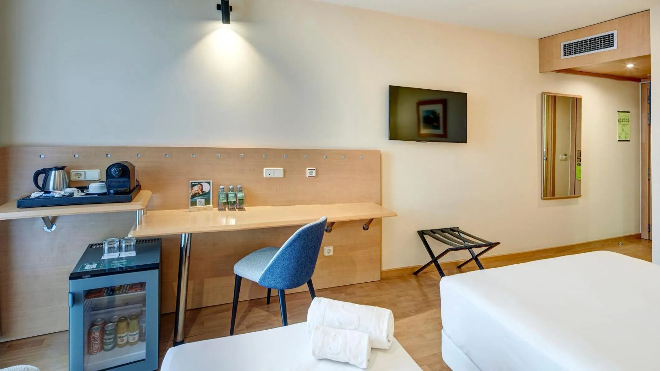 Photo of the whole room, Bed in Sercotel Porta Barcelona