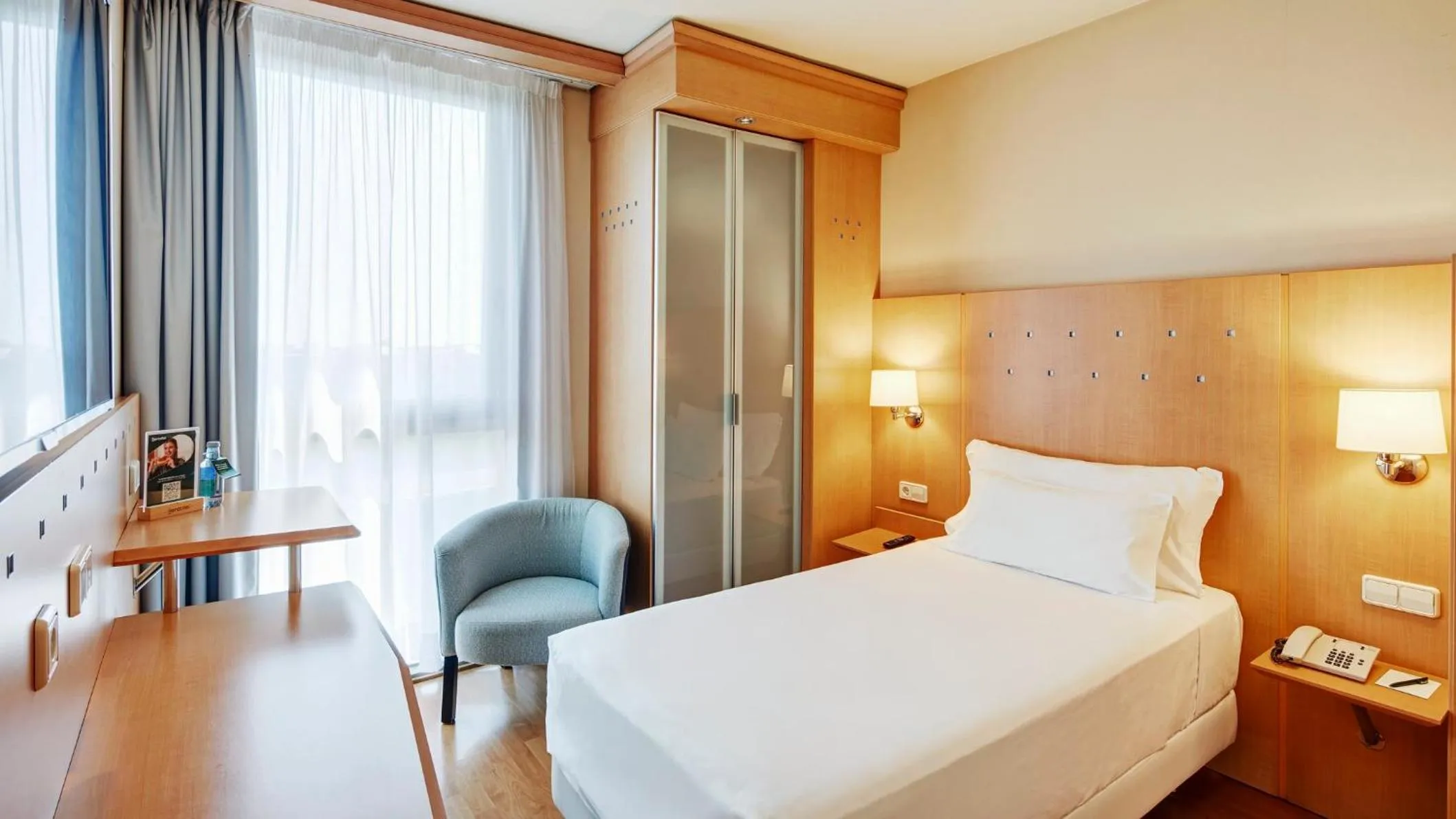 Photo of the whole room, Bed in Sercotel Porta Barcelona