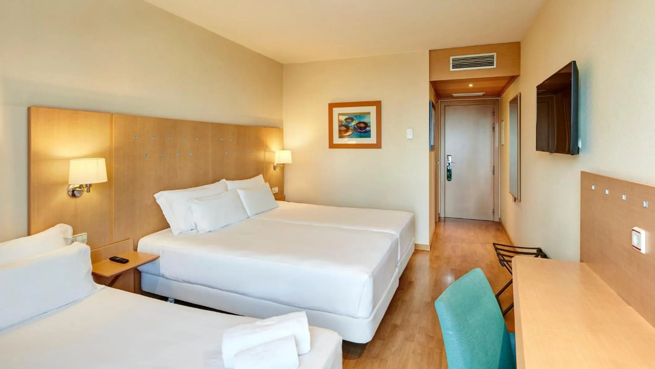 Photo of the whole room, Bed in Sercotel Porta Barcelona