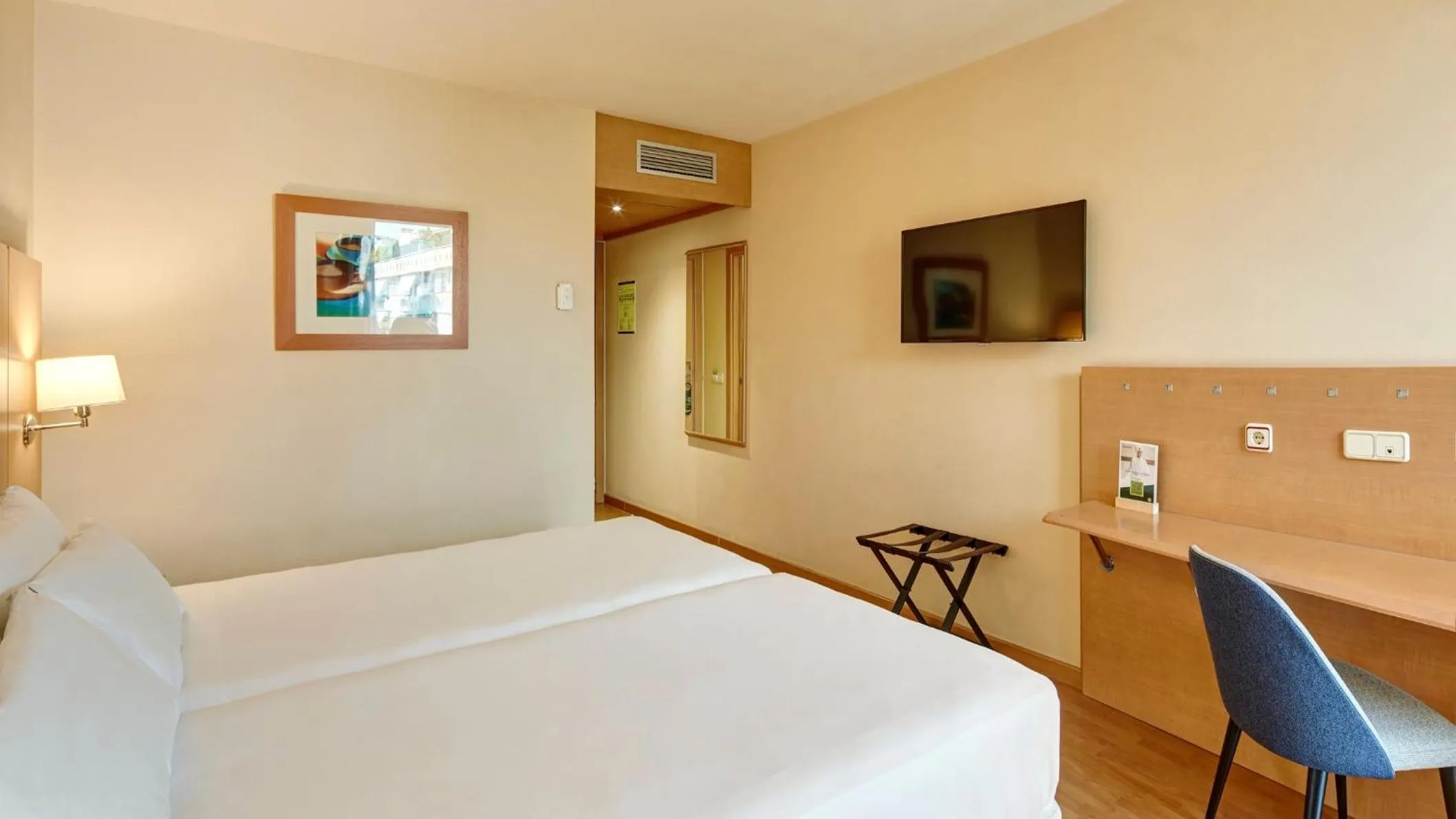 Photo of the whole room, Bed in Sercotel Porta Barcelona