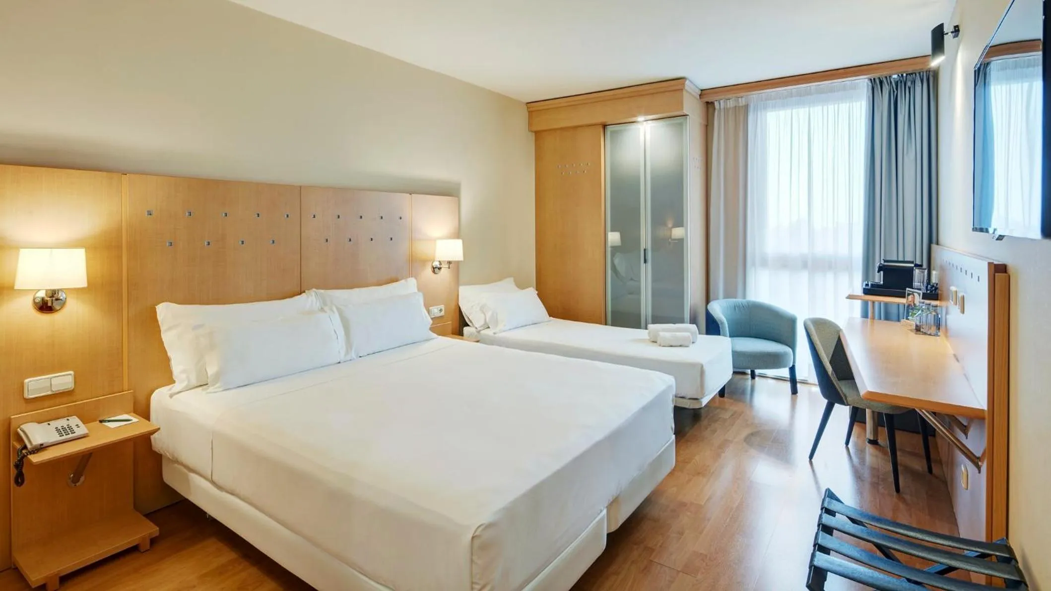 Photo of the whole room, Bed in Sercotel Porta Barcelona