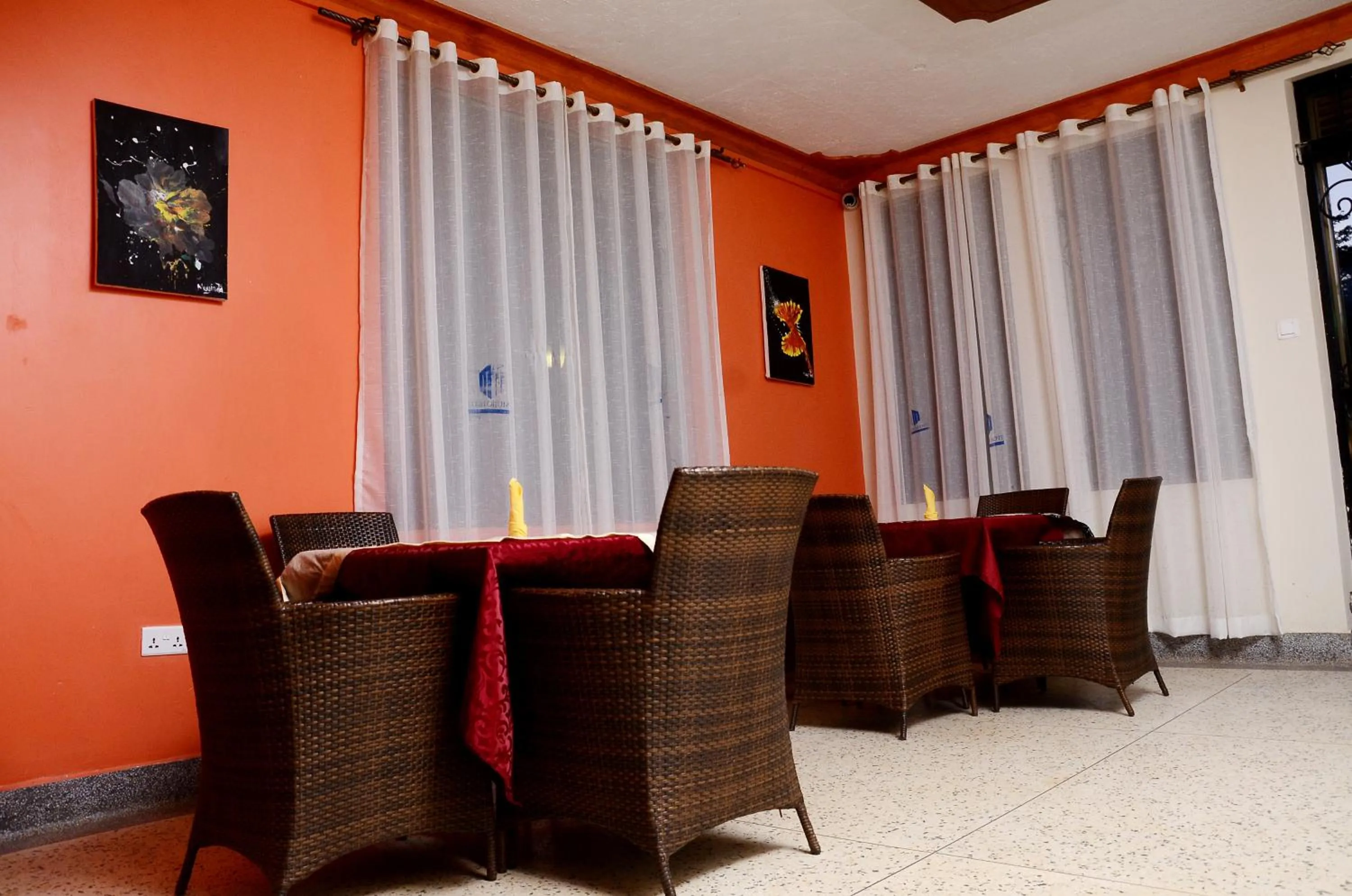 Restaurant/places to eat in Mujjo Hotel Kajjansi