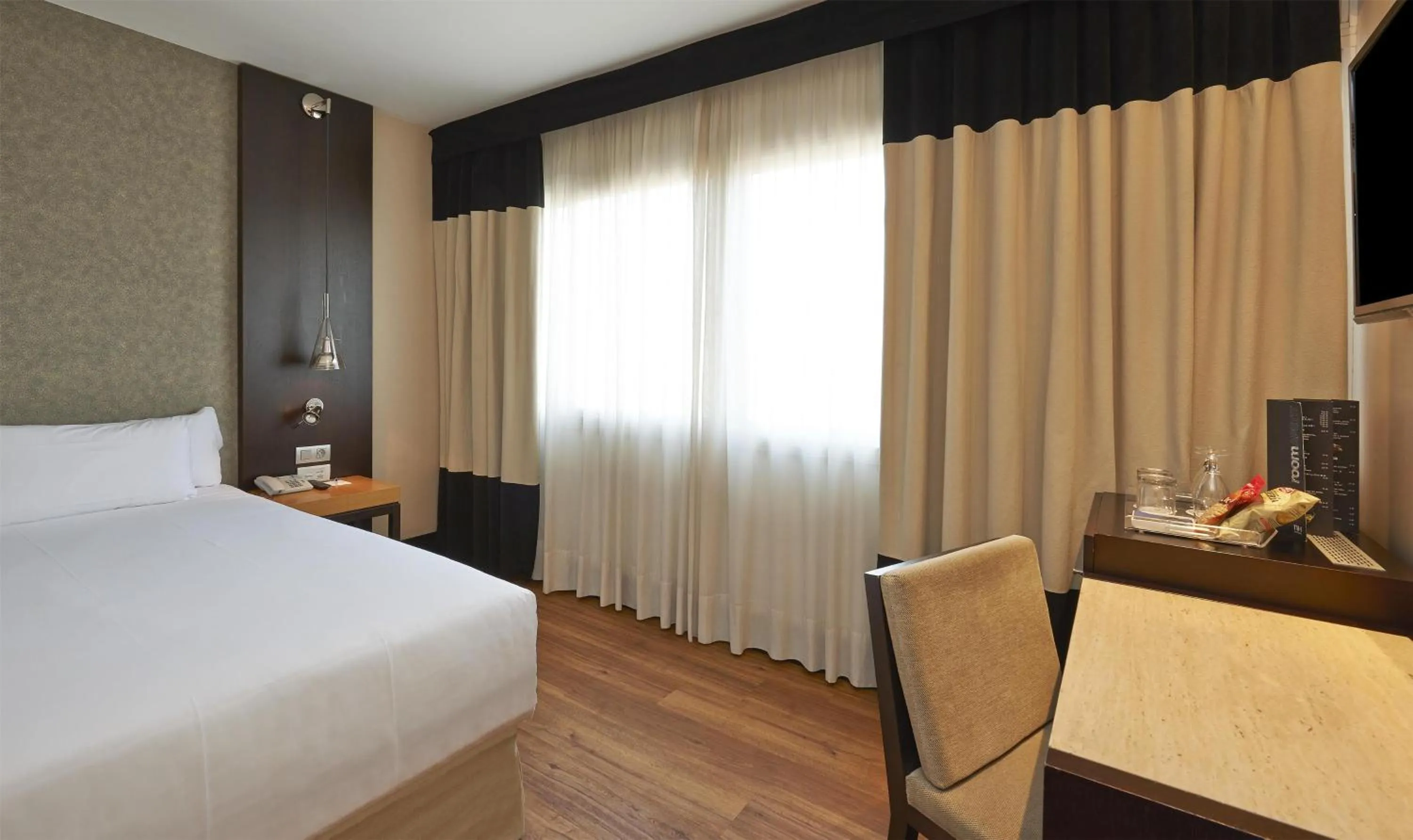 Bedroom, Bed in NH Barcelona Stadium