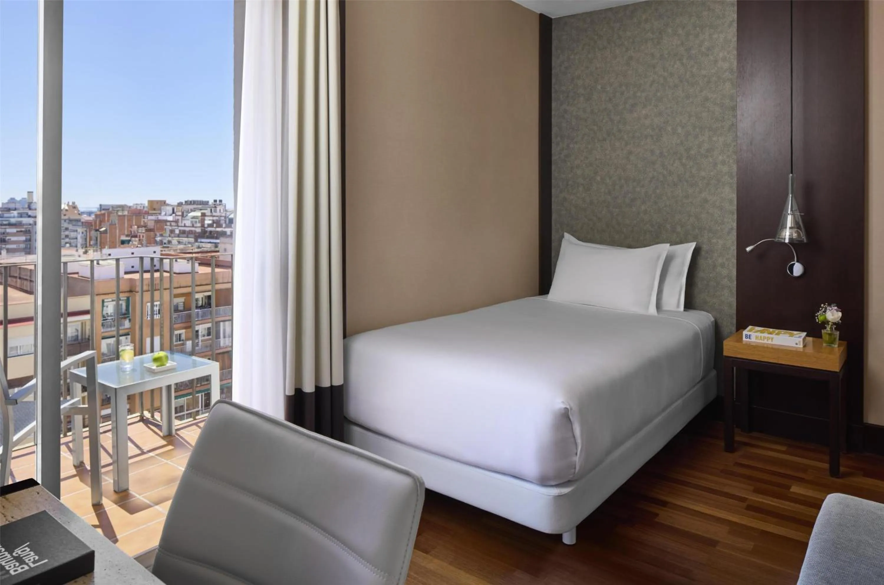 Bedroom, Bed in NH Barcelona Stadium