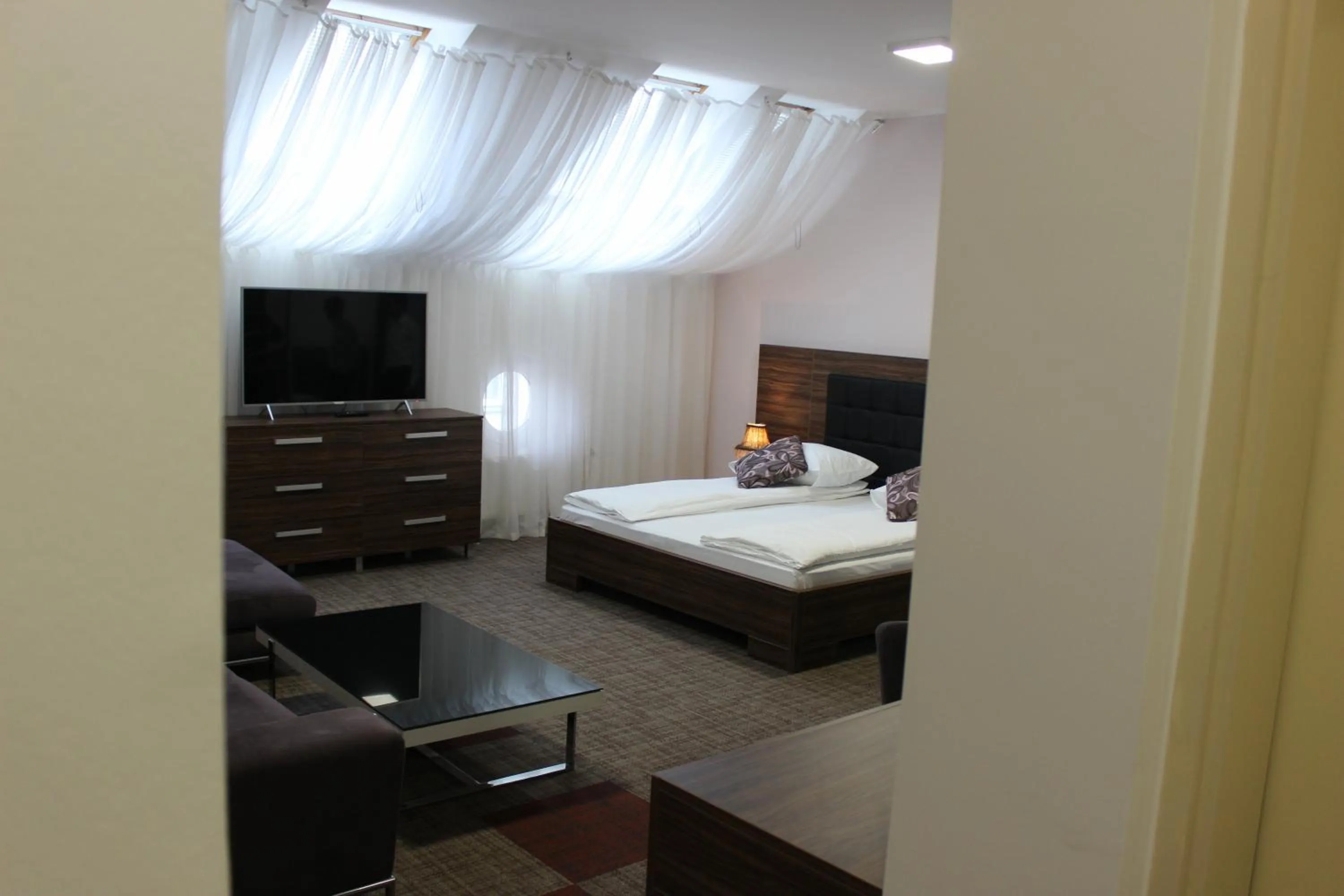 TV and multimedia, Bed in Hotel Story