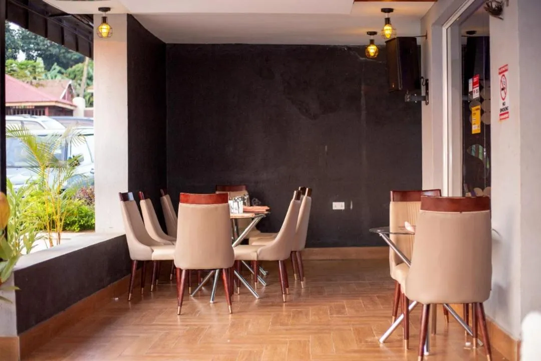 Restaurant/places to eat in Romeos Hotel