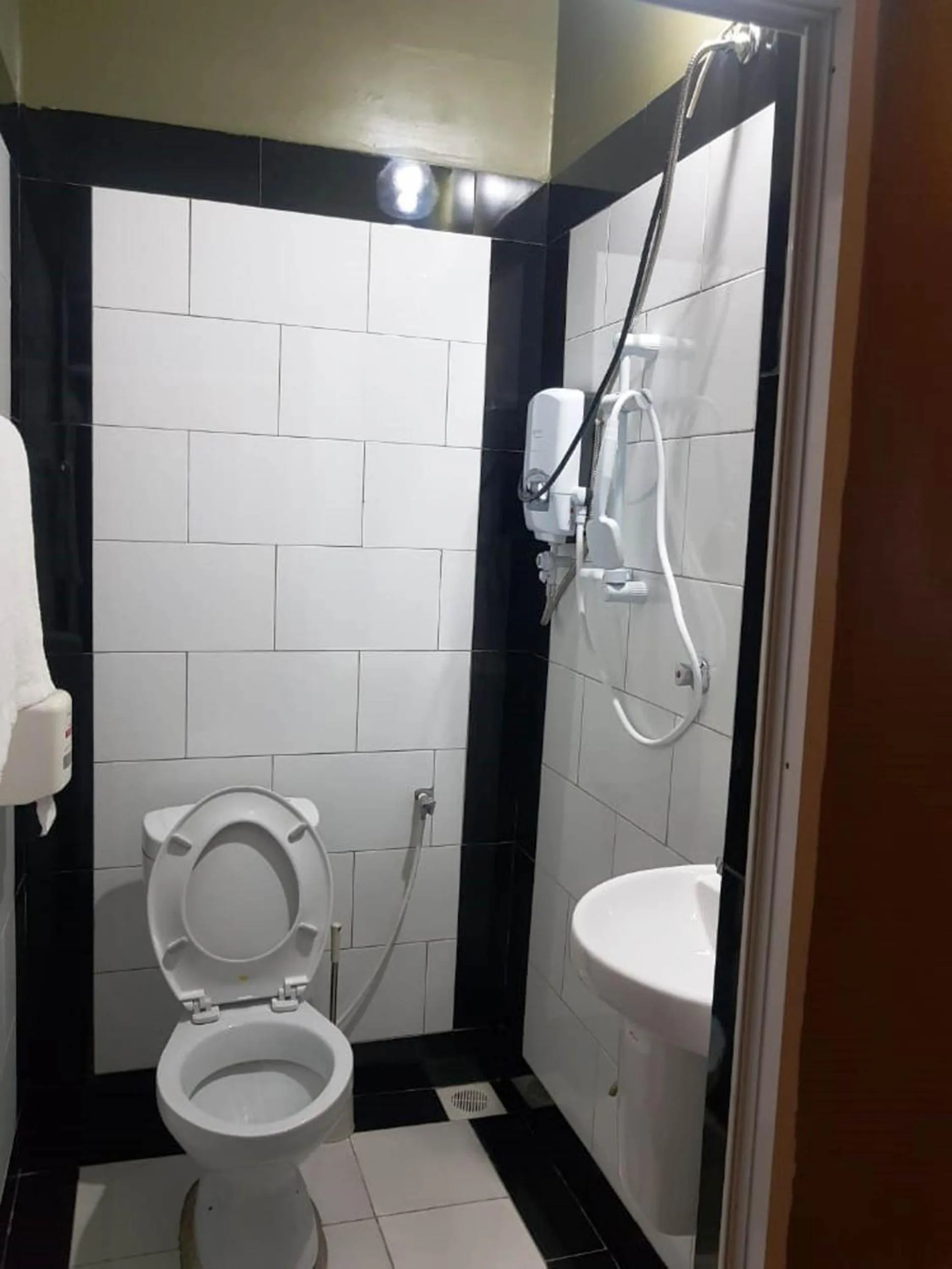 Toilet in Romeos Hotel