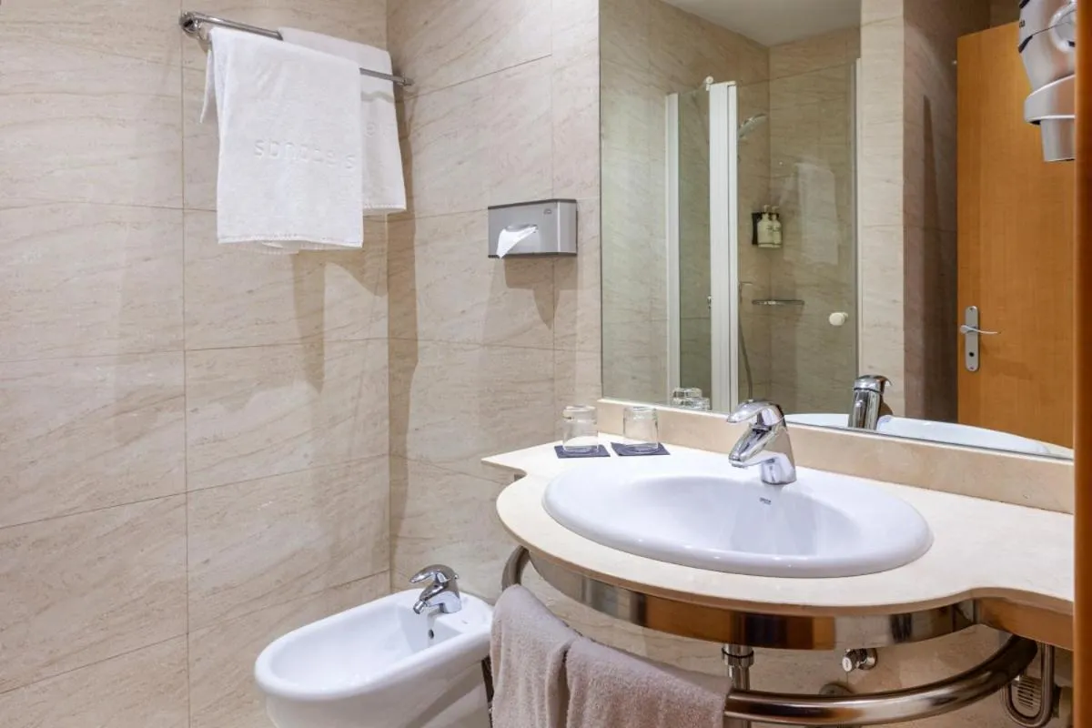 Bathroom in Hotel SB Express Madrid Norte