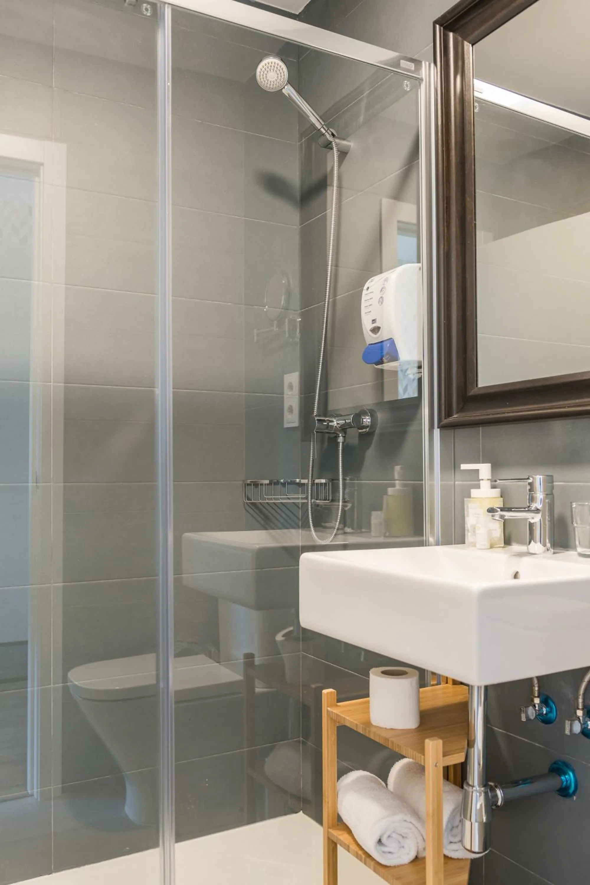 Bathroom in BYPILLOW Velázquez 45