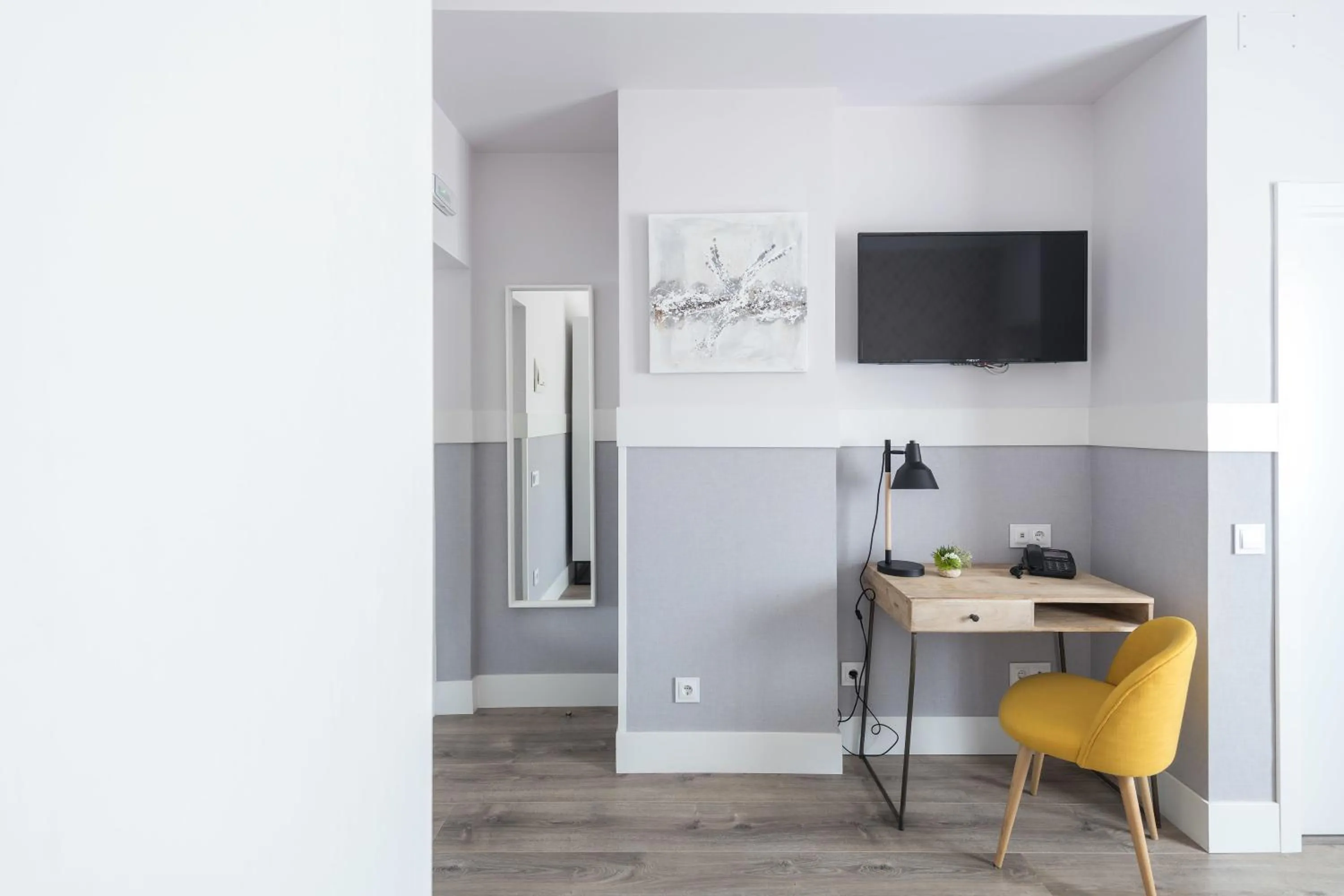 Photo of the whole room in BYPILLOW Velázquez 45