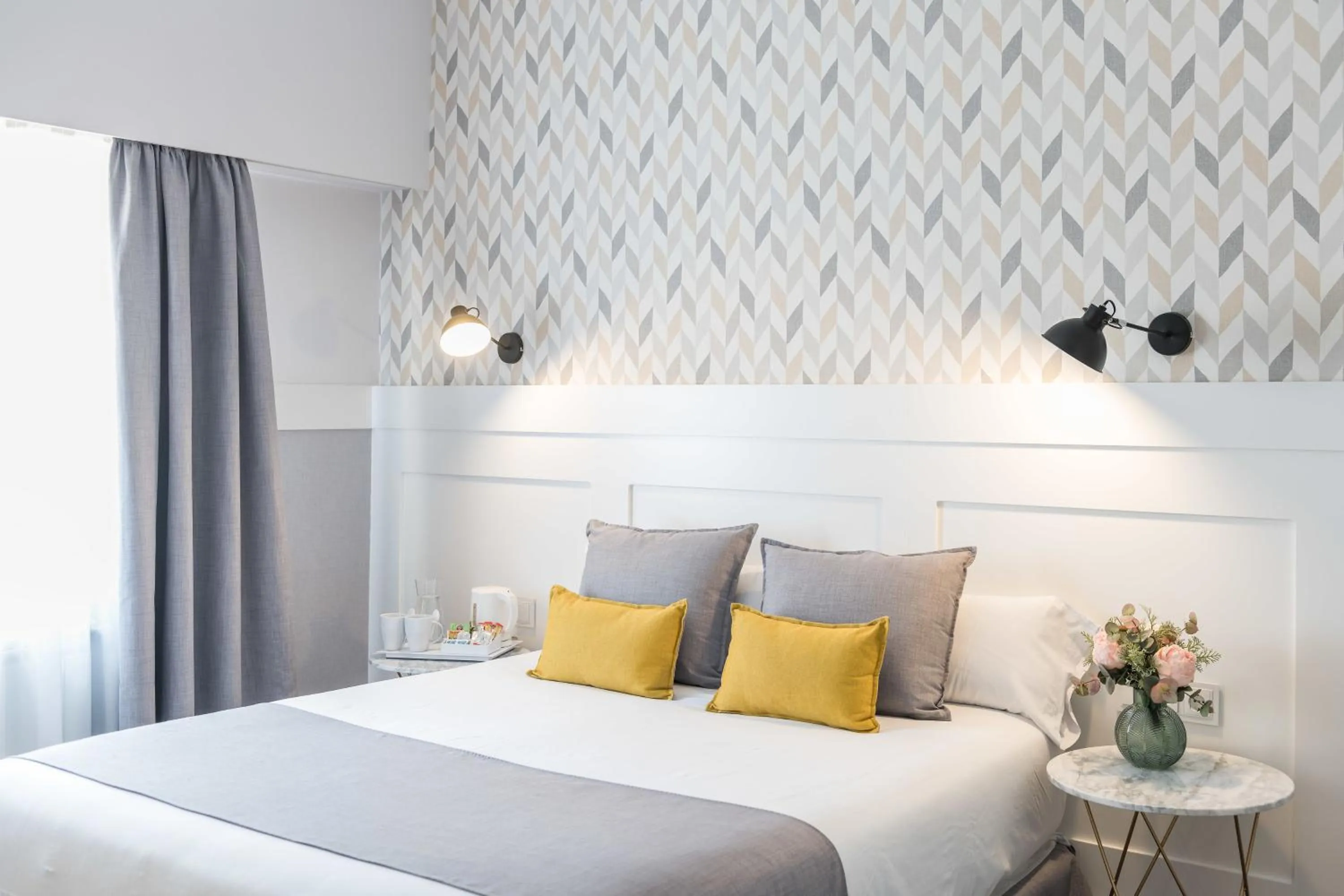 Photo of the whole room, Bed in BYPILLOW Velázquez 45