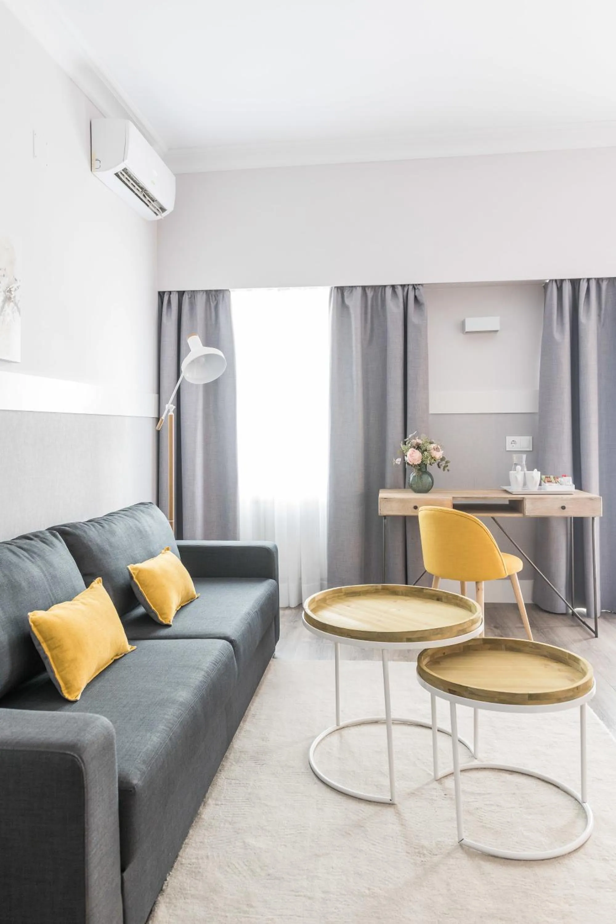 Photo of the whole room in BYPILLOW Velázquez 45