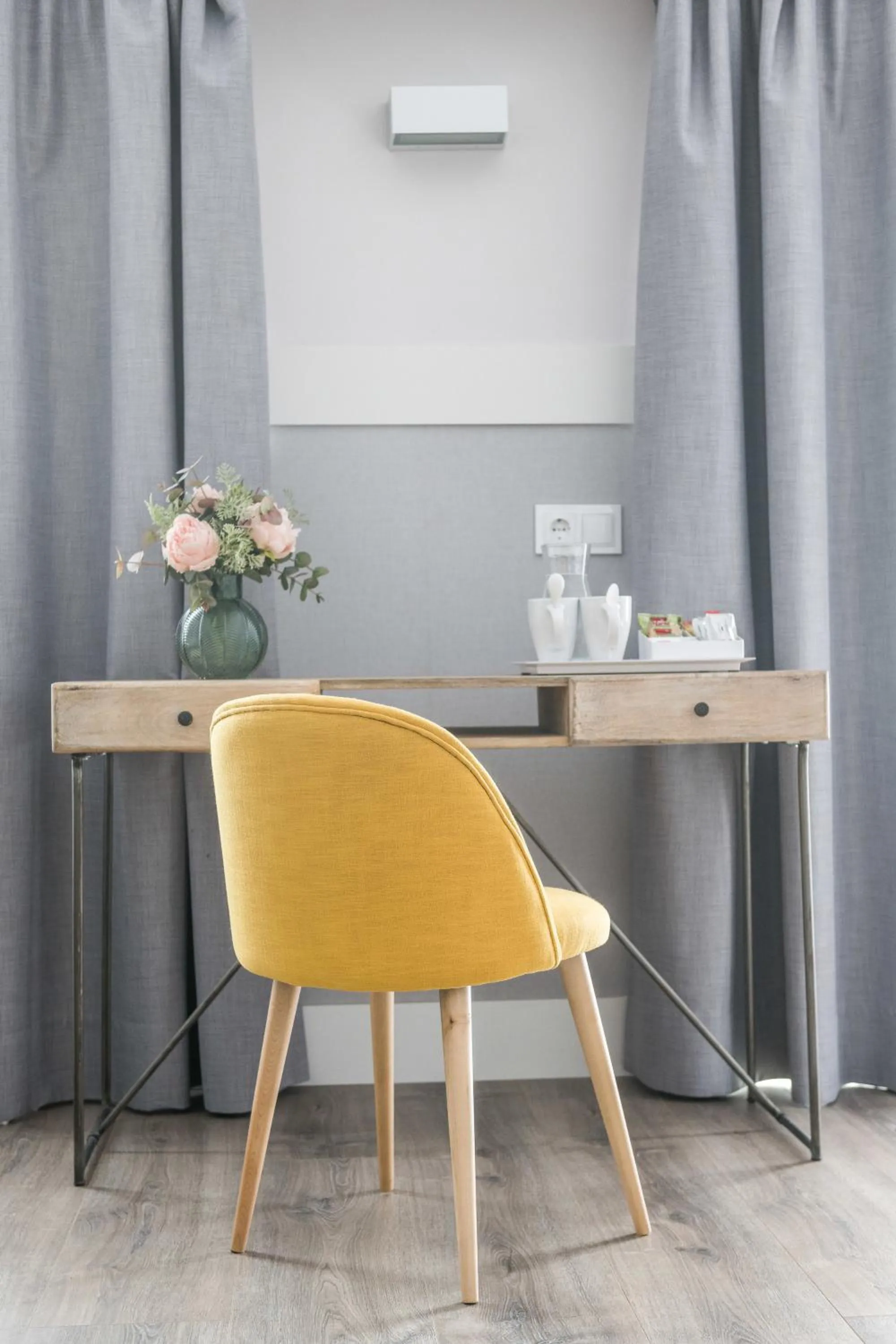 Photo of the whole room in BYPILLOW Velázquez 45