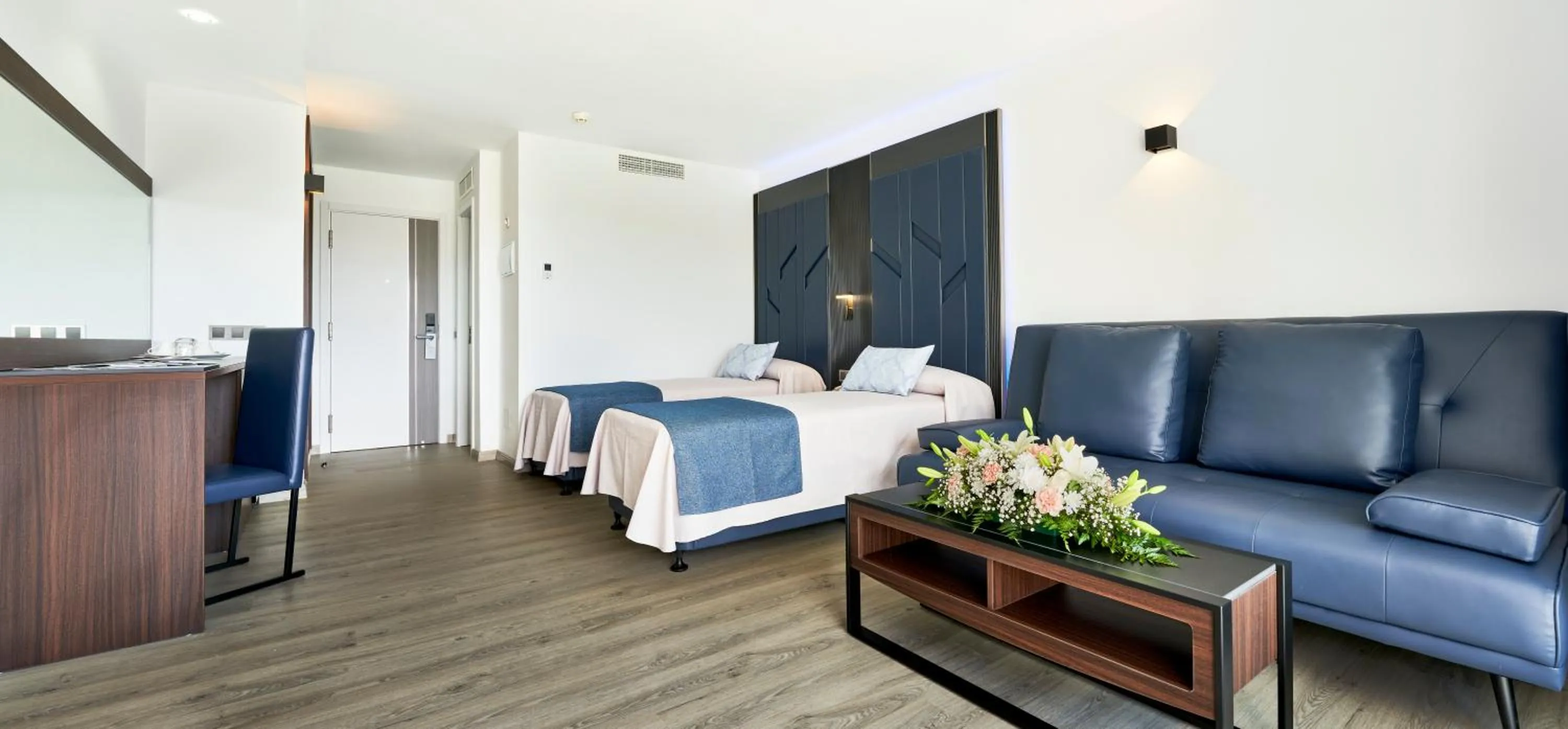 Photo of the whole room, Bed in BelleVue Club