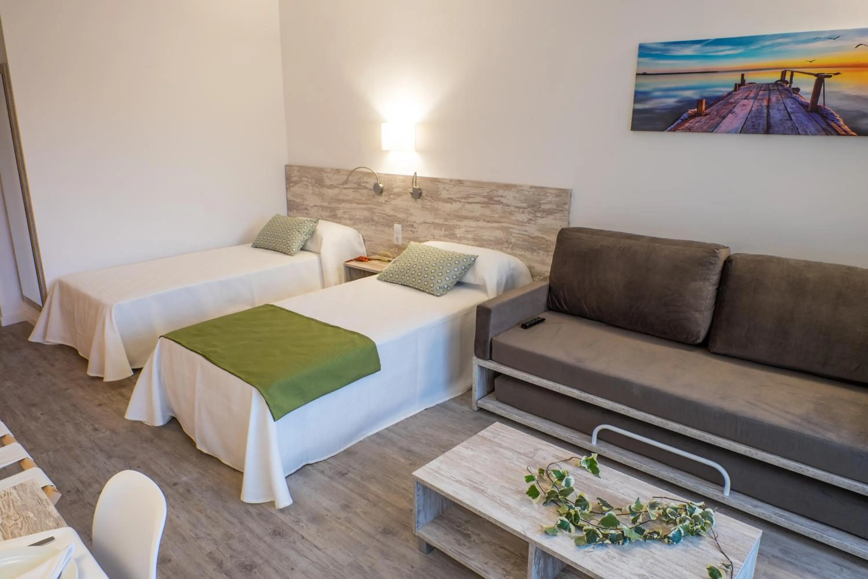 Photo of the whole room, Bed in BelleVue Club