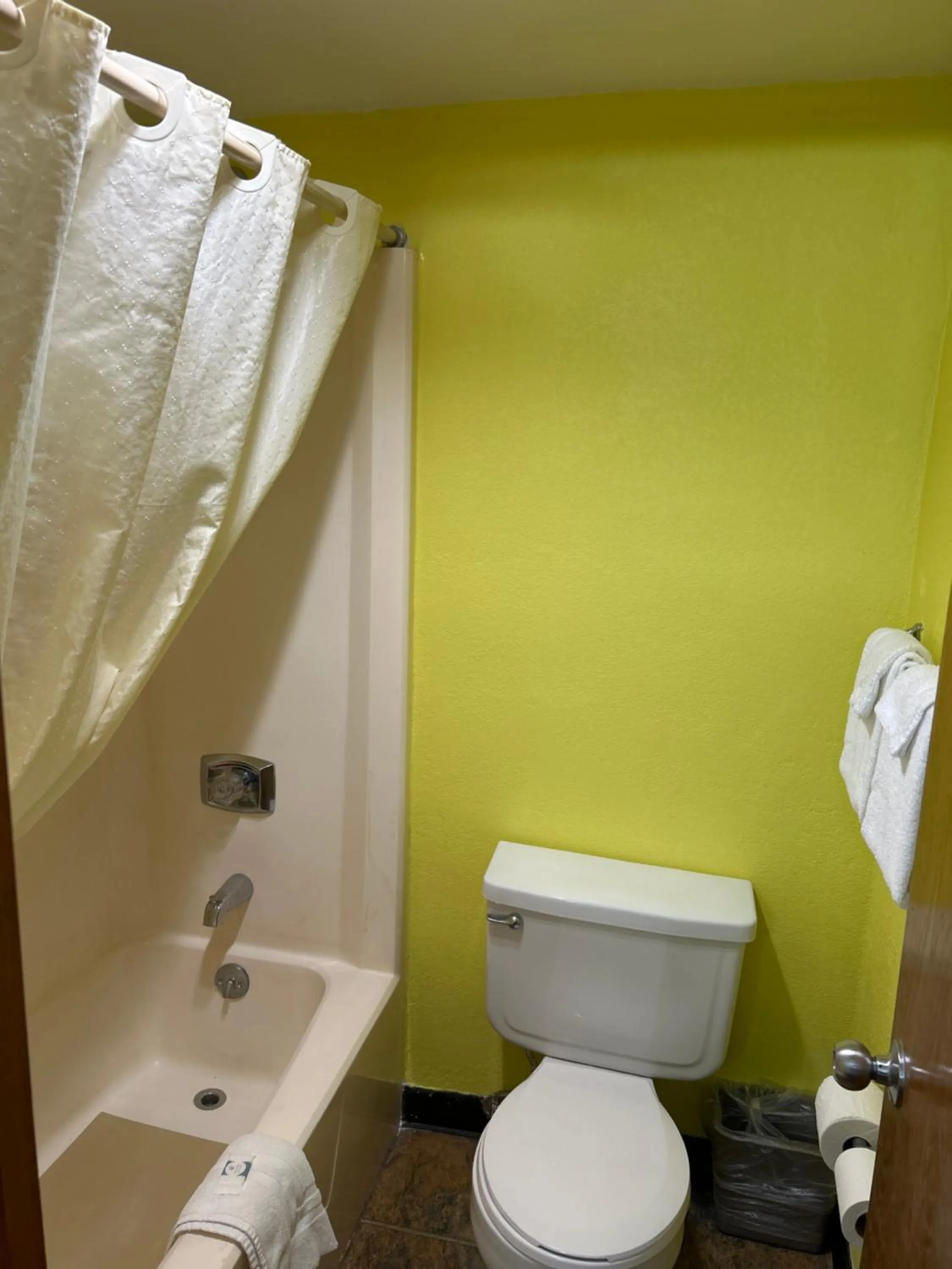 Shower in Heritage Inn