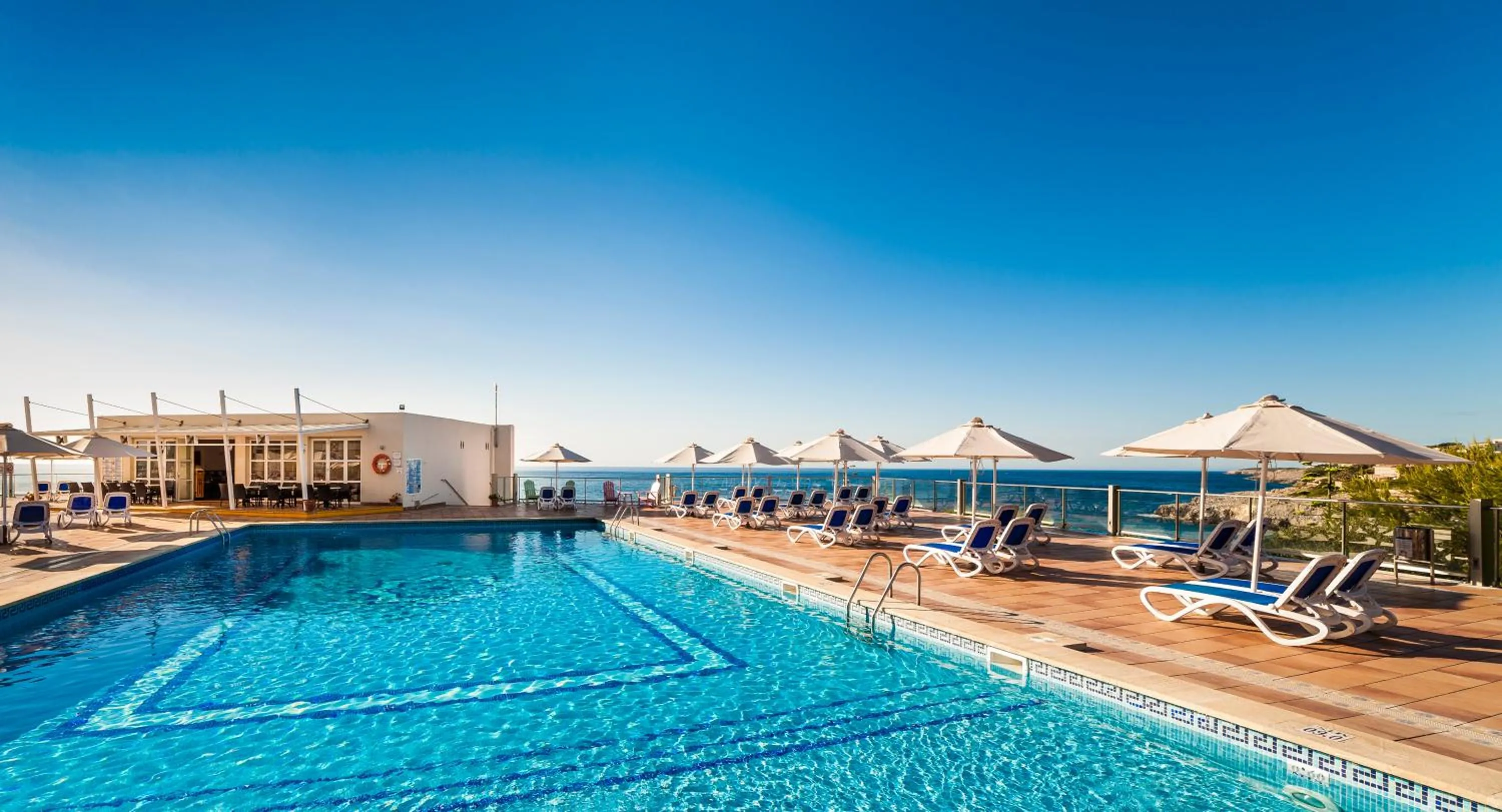 Swimming pool in Globales America