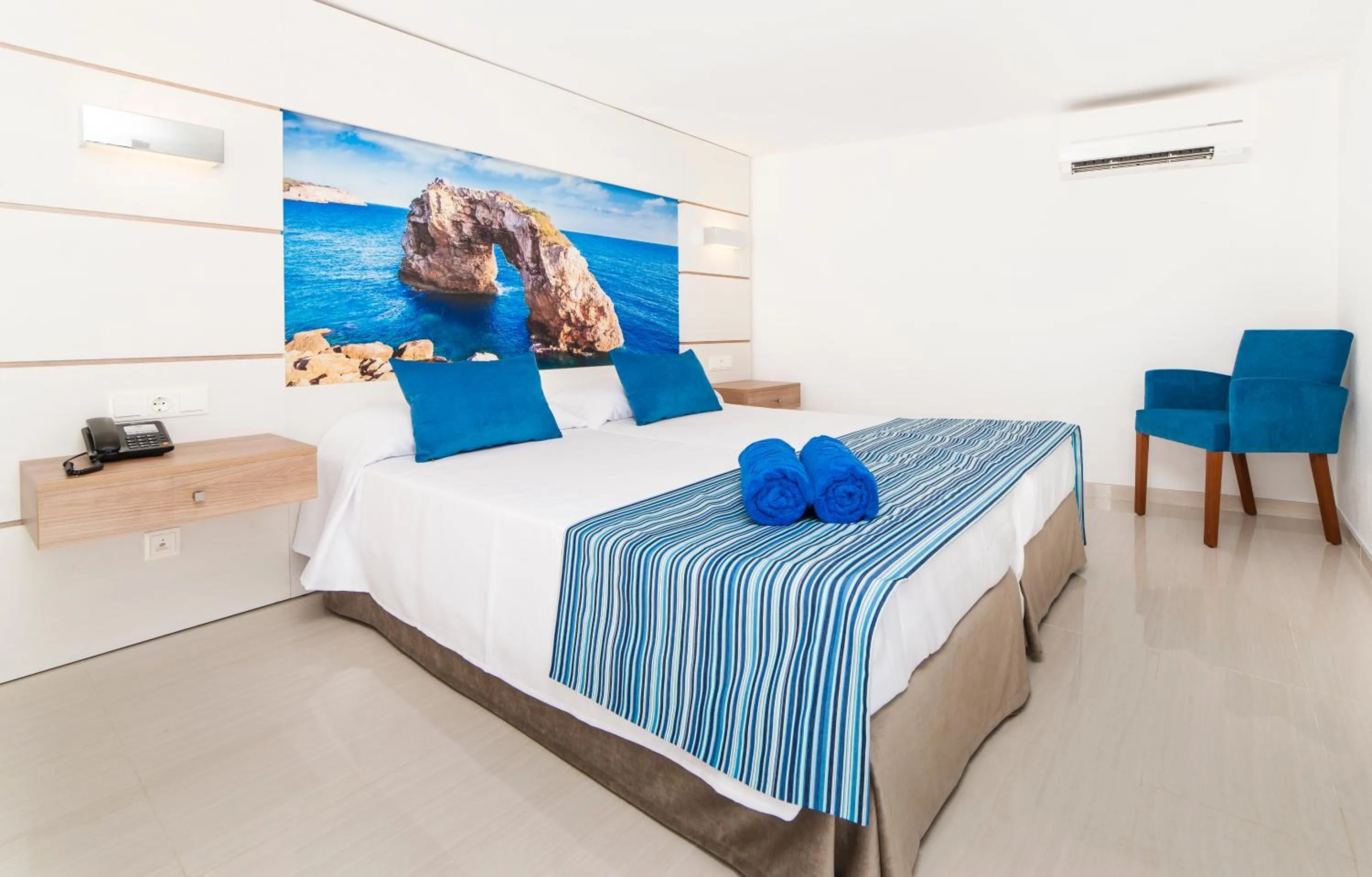 Photo of the whole room, Bed in Globales America