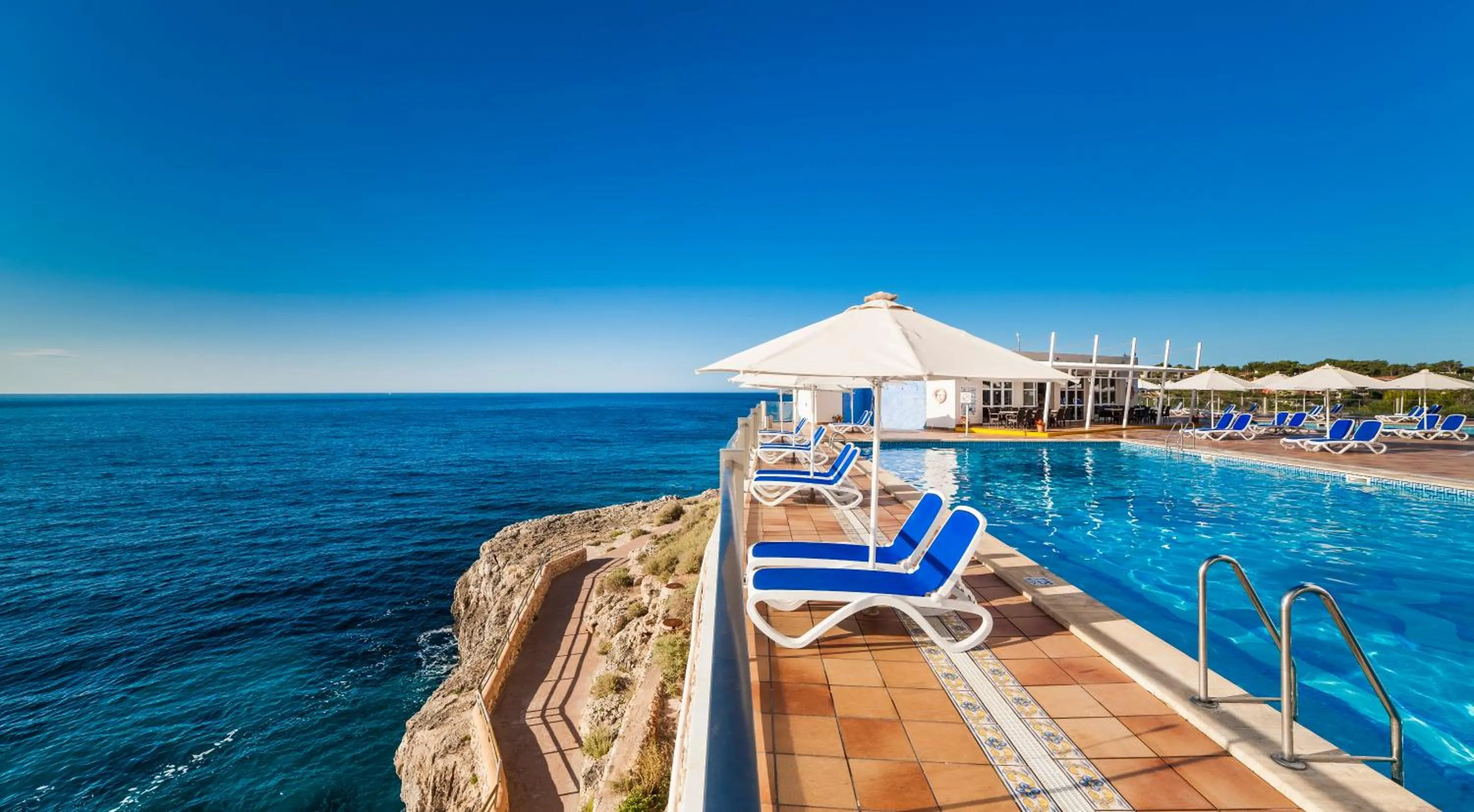 Swimming pool in Globales America