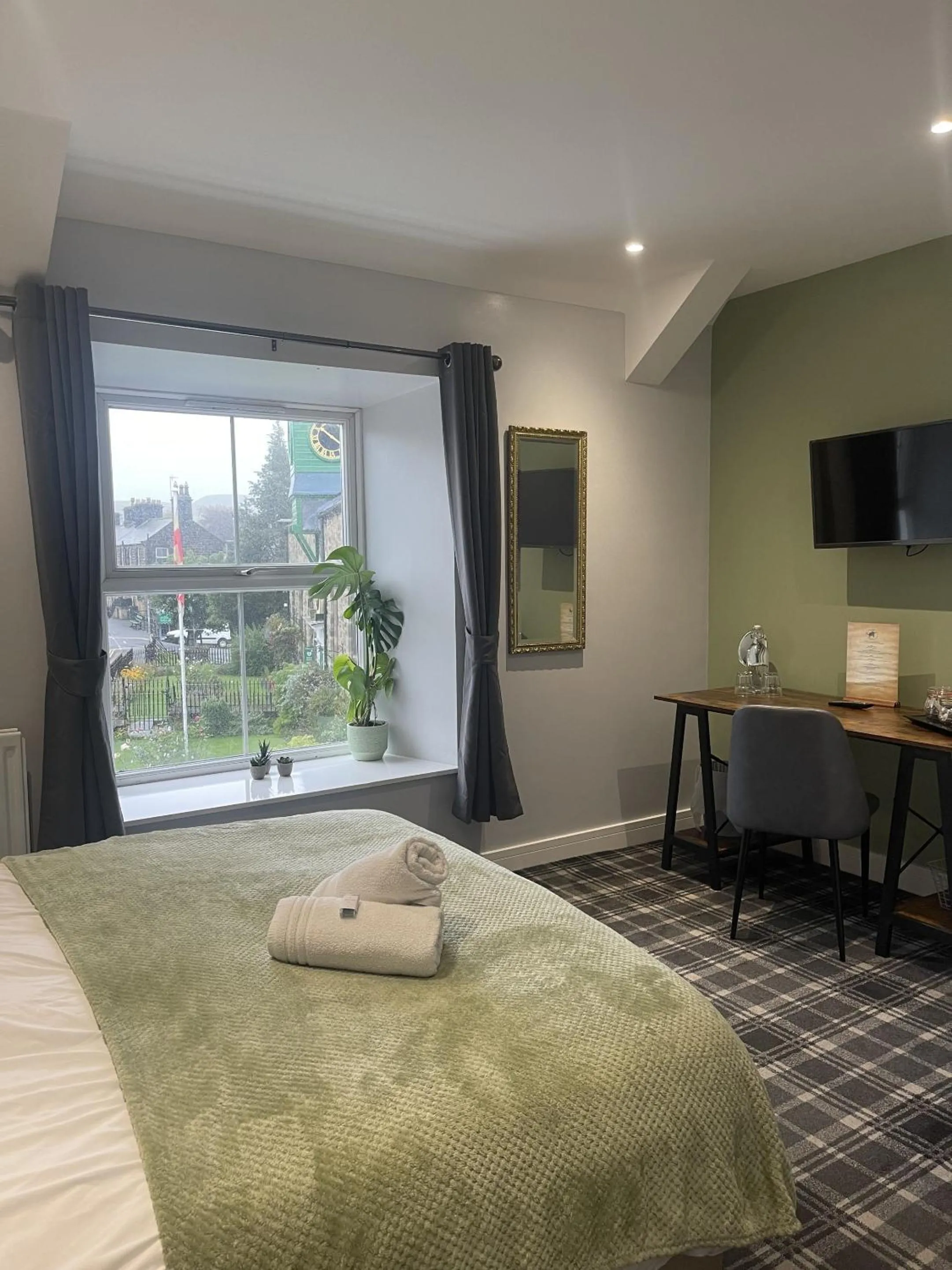 Bedroom, Bed in Black Bull Hotel