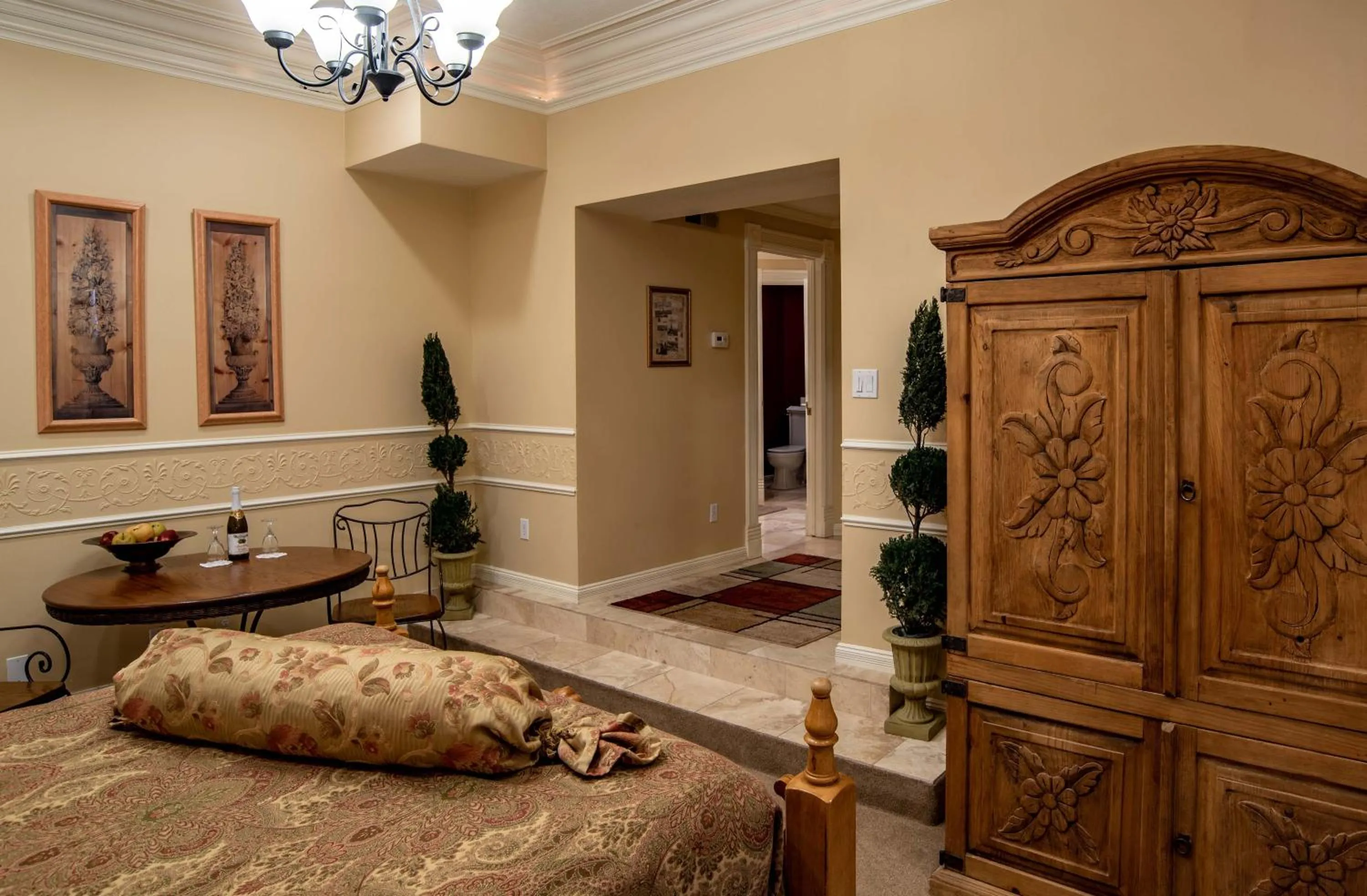 Seating area, Bed in The Anniversary Inn - Logan
